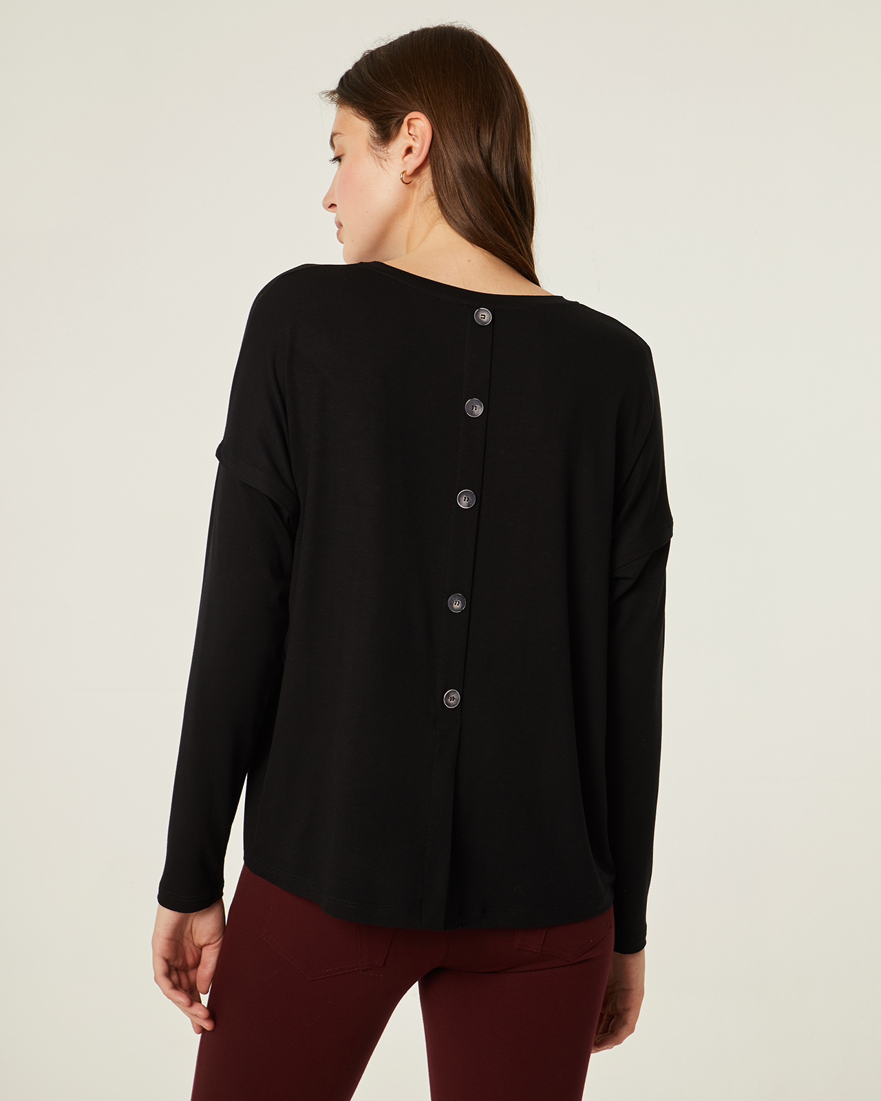 Jersey de punto color negro abotonado en la espalda: Catálogo de Manuela Lencería Jersey de punto color negro abotonado en la espalda: Catálogo de Manuela Lencería