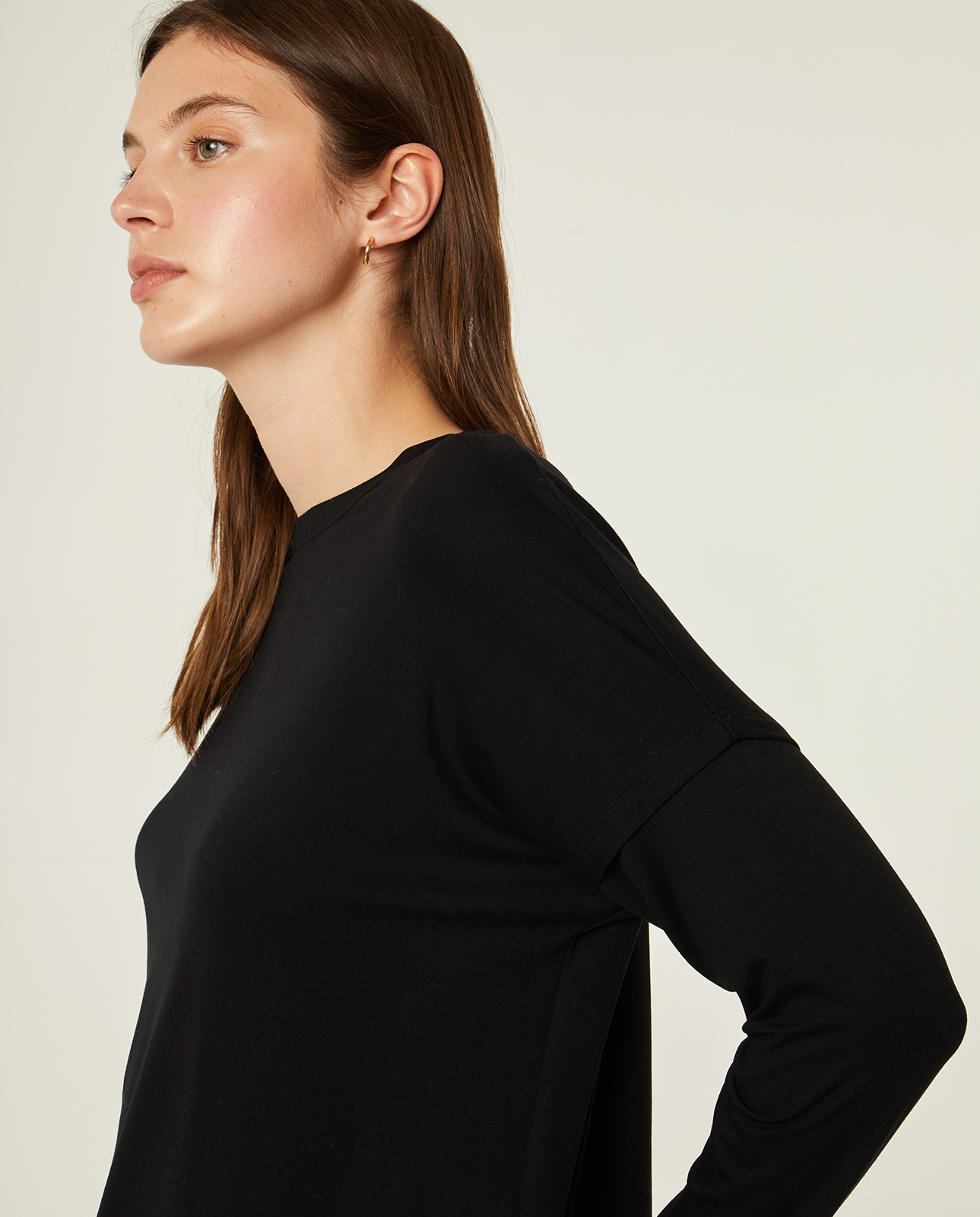 Jersey de punto color negro abotonado en la espalda: Catálogo de Manuela Lencería Jersey de punto color negro abotonado en la espalda: Catálogo de Manuela Lencería