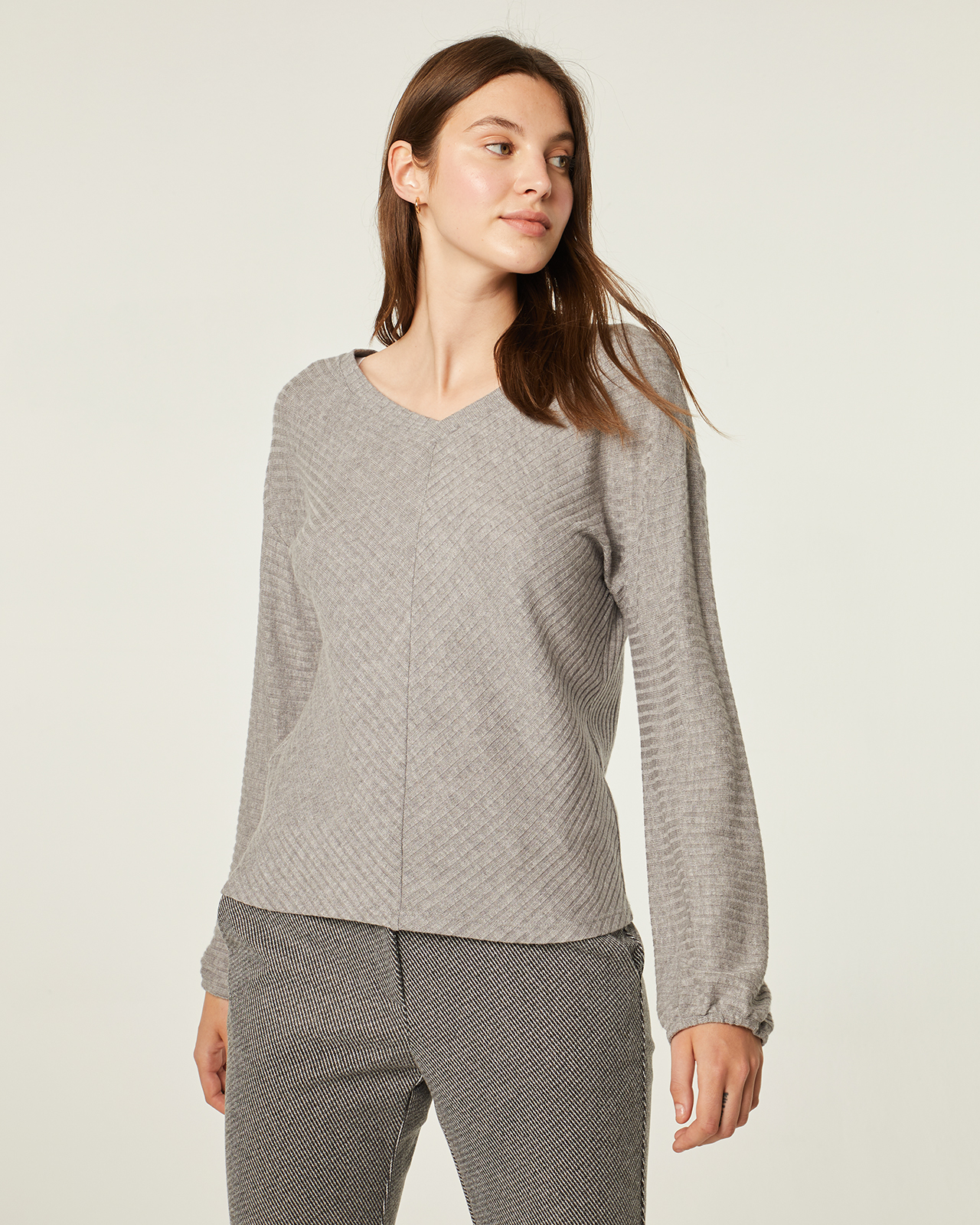 Jersey gris perla con cuello de pico: Catálogo de Manuela Lencería Jersey gris perla con cuello de pico: Catálogo de Manuela Lencería