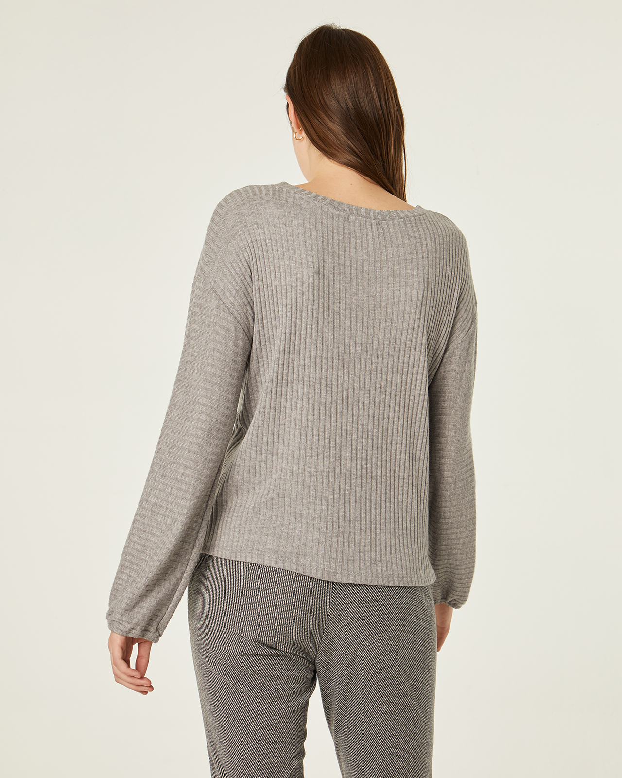 Jersey gris perla con cuello de pico: Catálogo de Manuela Lencería Jersey gris perla con cuello de pico: Catálogo de Manuela Lencería