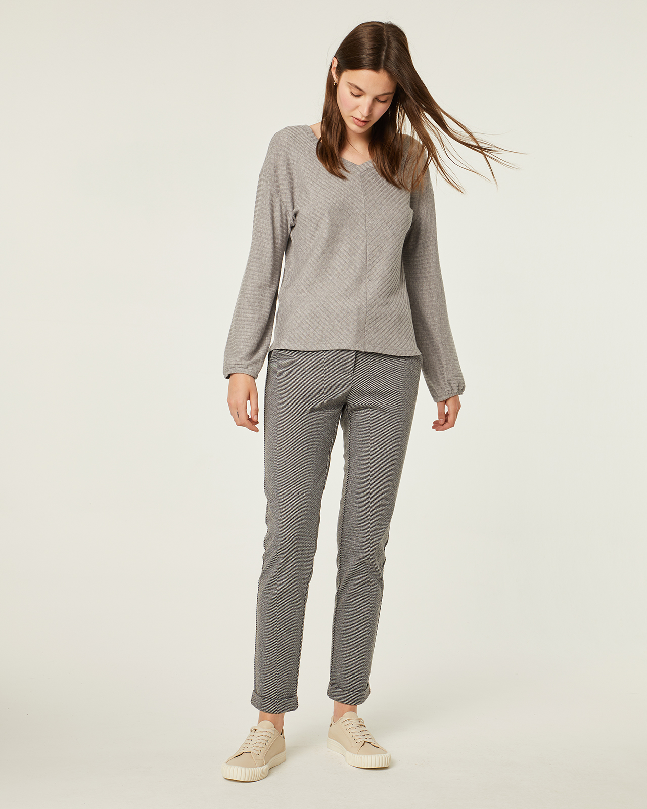 Jersey gris perla con cuello de pico: Catálogo de Manuela Lencería Jersey gris perla con cuello de pico: Catálogo de Manuela Lencería