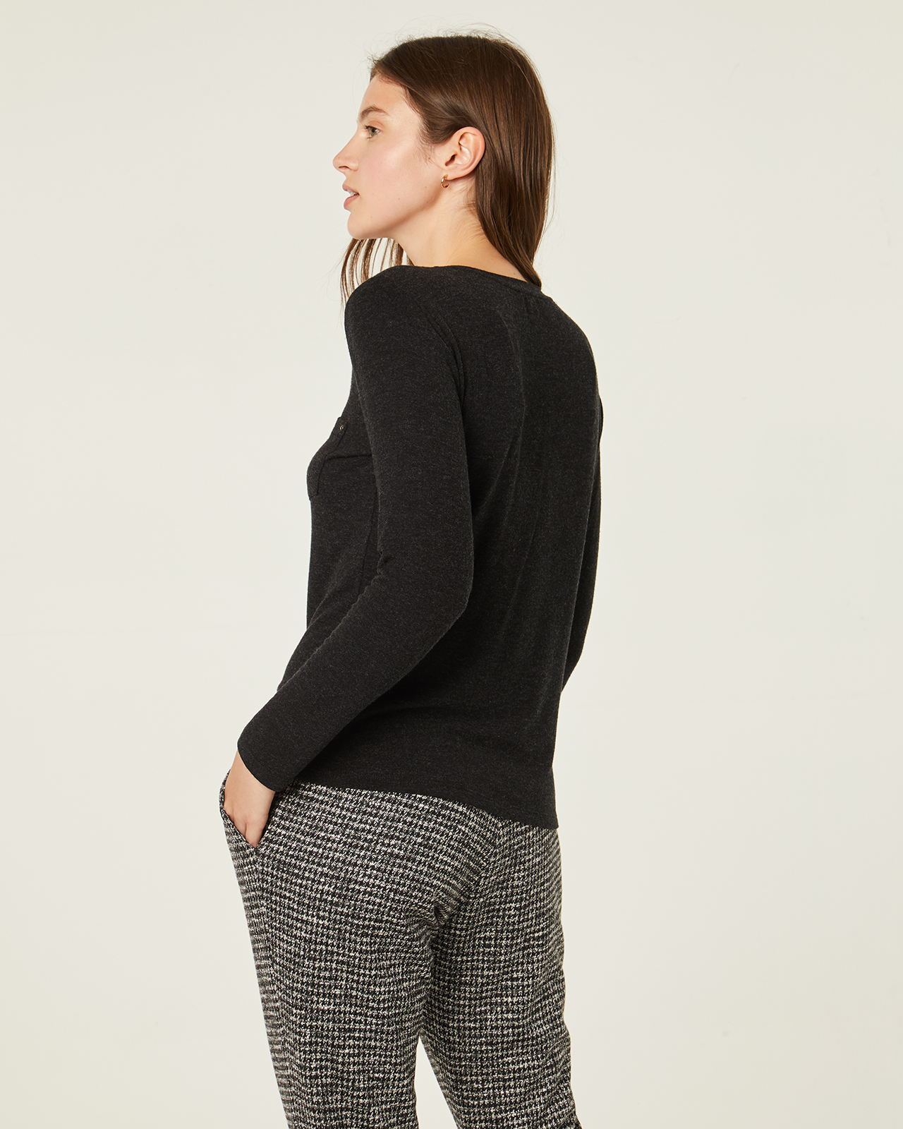 Jersey gris oscuro con bolsillos: Catálogo de Manuela Lencería Jersey gris oscuro con bolsillos: Catálogo de Manuela Lencería