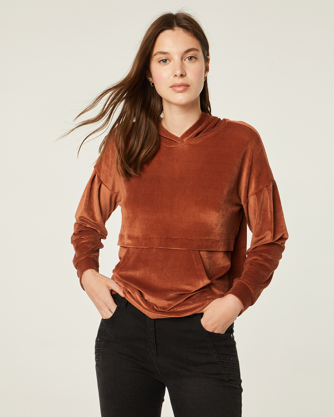 Sudadera de terciopelo con capucha y bolsillo: Catálogo de Manuela Lencería Sudadera de terciopelo con capucha y bolsillo: Catálogo de Manuela Lencería