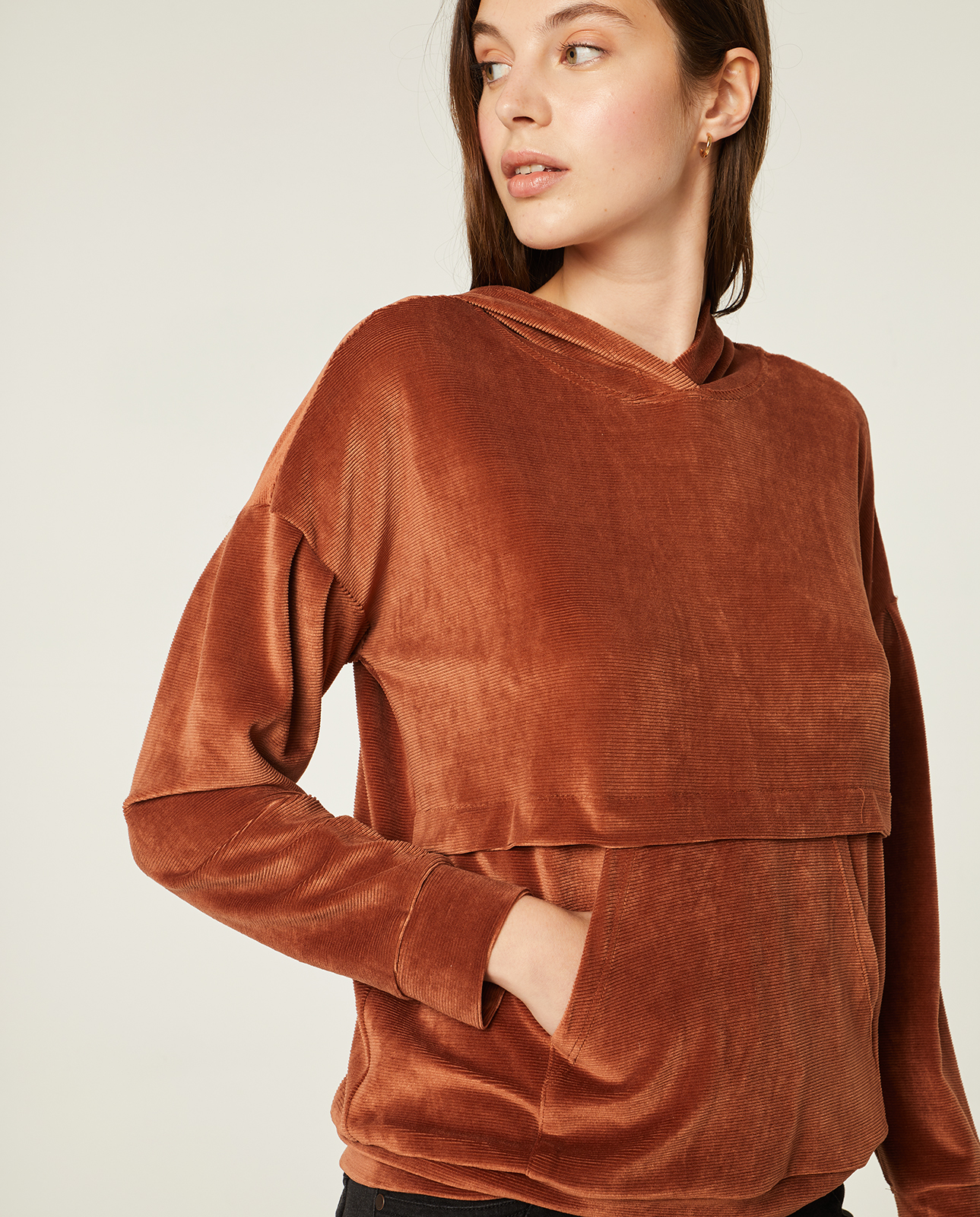 Sudadera de terciopelo con capucha y bolsillo: Catálogo de Manuela Lencería Sudadera de terciopelo con capucha y bolsillo: Catálogo de Manuela Lencería