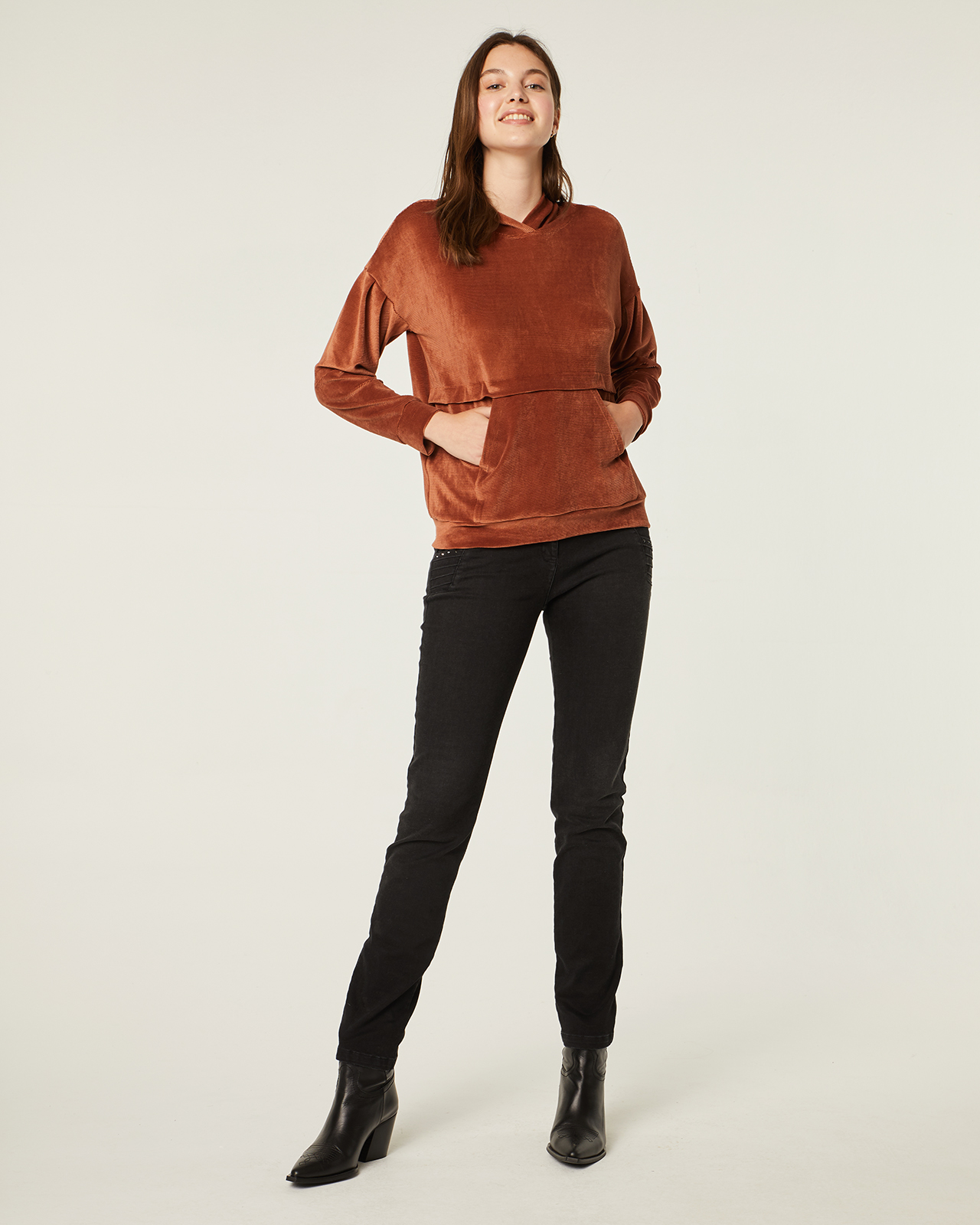 Sudadera de terciopelo con capucha y bolsillo: Catálogo de Manuela Lencería Sudadera de terciopelo con capucha y bolsillo: Catálogo de Manuela Lencería