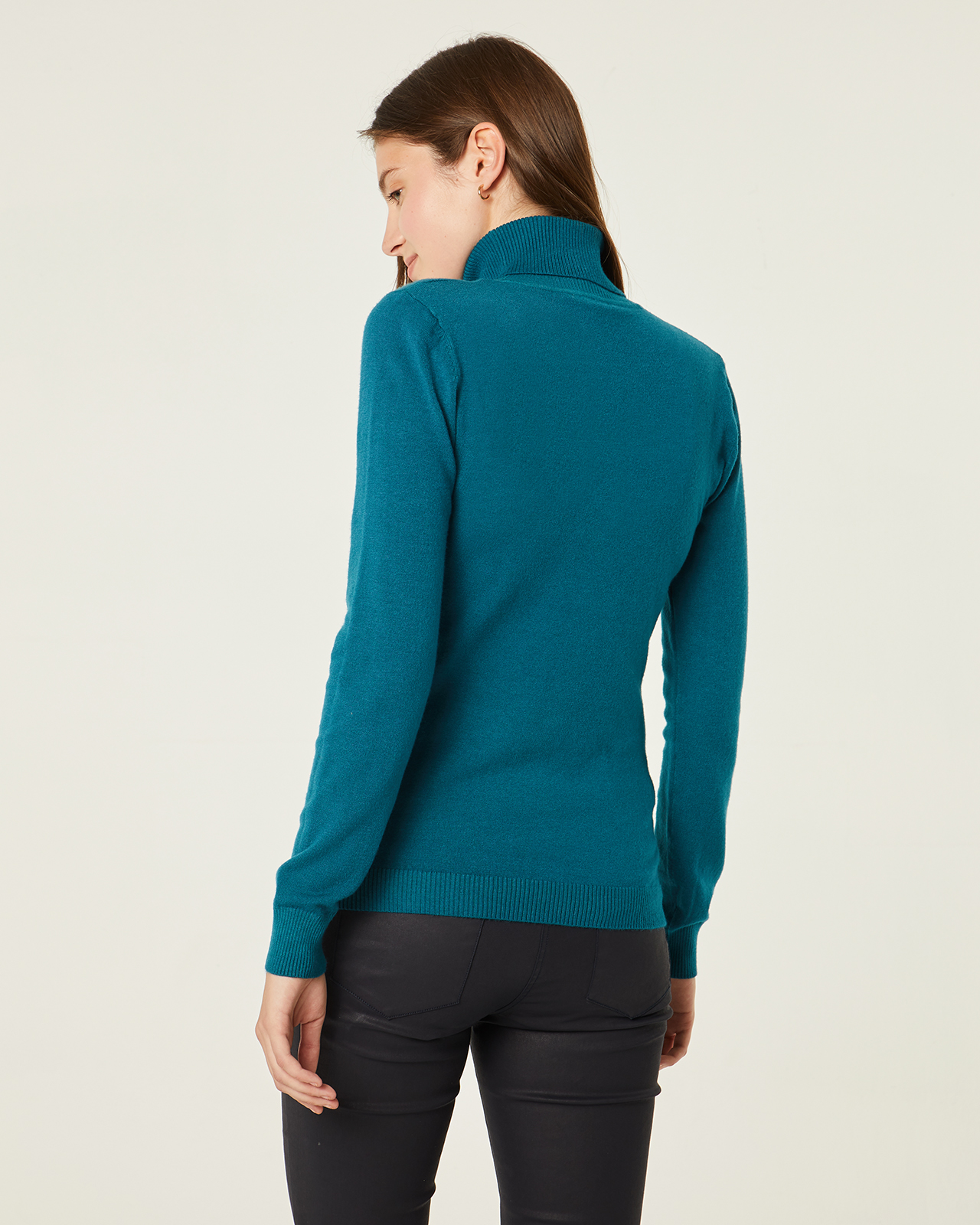 Jersey de punto cuello vuelto color azul: Catálogo de Manuela Lencería Jersey de punto cuello vuelto color azul: Catálogo de Manuela Lencería