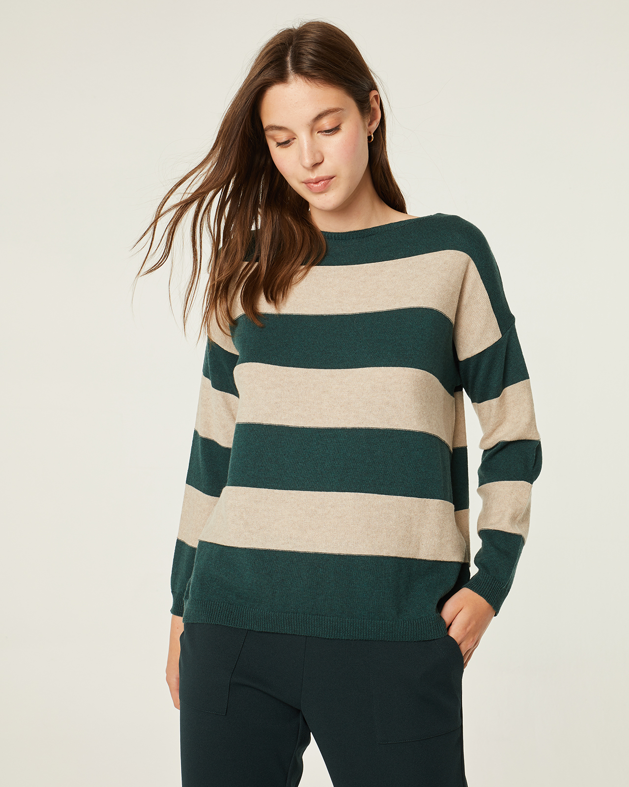 Jersey de punto en rayas verdes y beige: Catálogo de Manuela Lencería Jersey de punto en rayas verdes y beige: Catálogo de Manuela Lencería