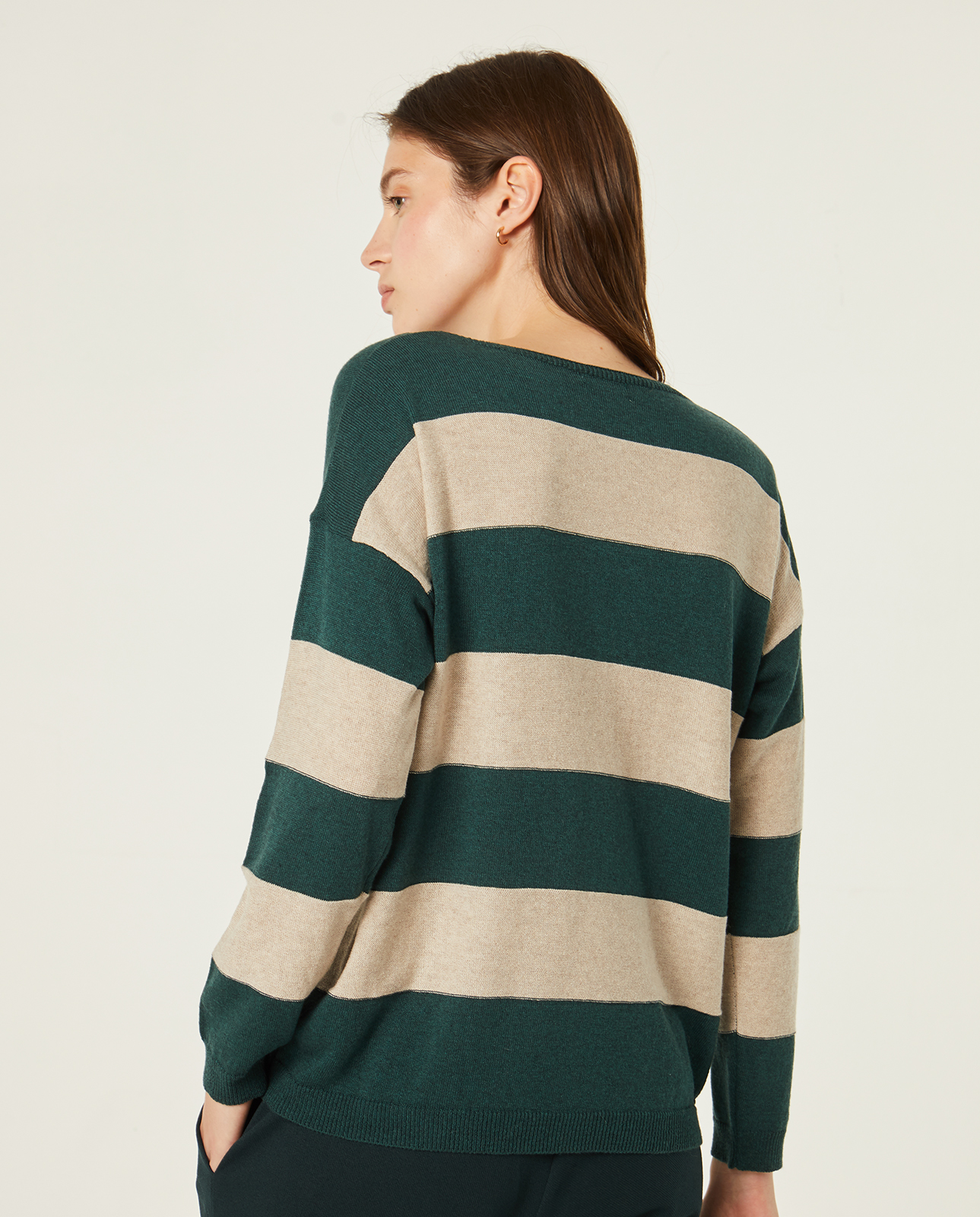 Jersey de punto en rayas verdes y beige: Catálogo de Manuela Lencería Jersey de punto en rayas verdes y beige: Catálogo de Manuela Lencería