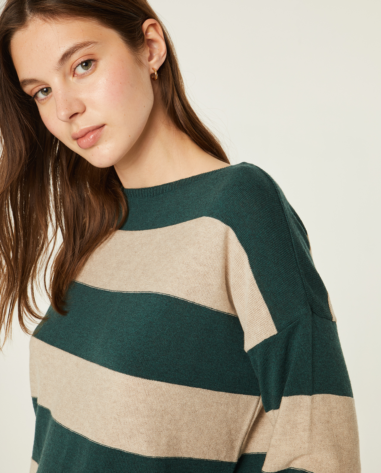 Jersey de punto en rayas verdes y beige: Catálogo de Manuela Lencería Jersey de punto en rayas verdes y beige: Catálogo de Manuela Lencería