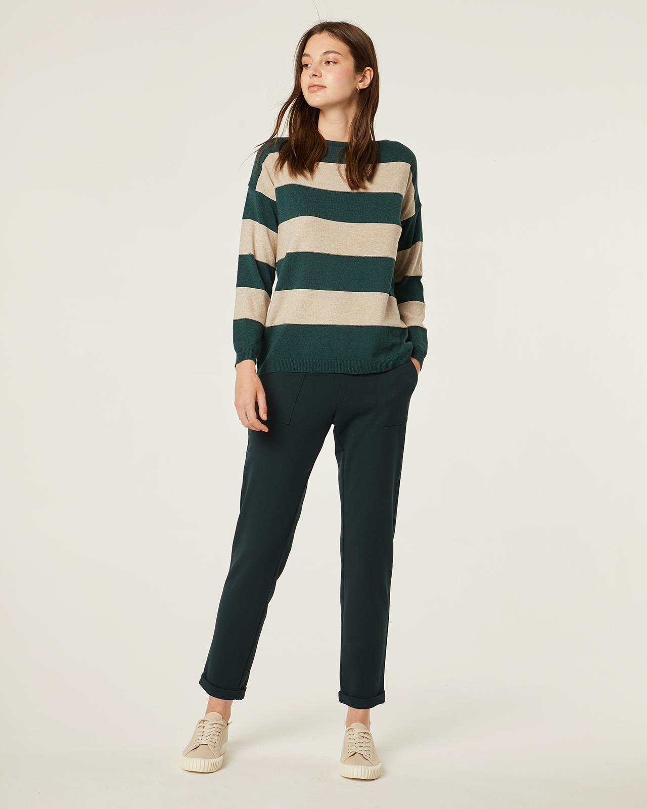 Jersey de punto en rayas verdes y beige: Catálogo de Manuela Lencería Jersey de punto en rayas verdes y beige: Catálogo de Manuela Lencería