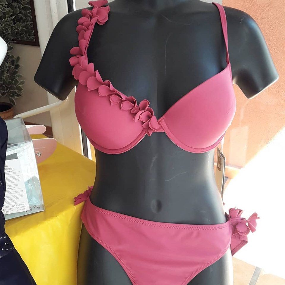 Varias tallas y colores en bikinis Varias tallas y colores en bikinis