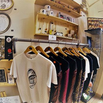 Exposición Mercado pop up - Diciembre 2016: Tattoo y exposiciones de Soulpeckers Tattoo & Gallery Exposición Mercado pop up - Diciembre 2016: Tattoo y exposiciones de Soulpeckers Tattoo & Gallery