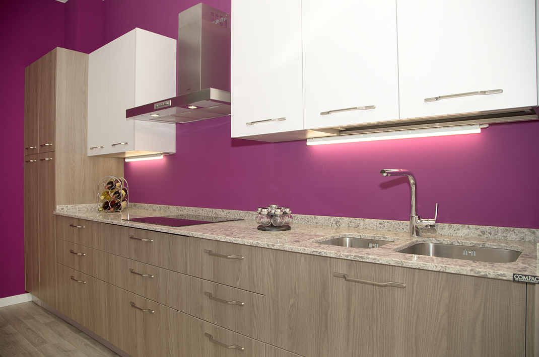 Cocina contemporánea con muebles de cocina a dos colores y encimera cuarzo imitando el granito Cocina contemporánea con muebles de cocina a dos colores y encimera cuarzo imitando el granito