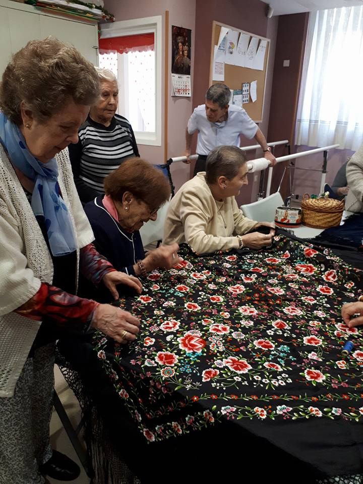 Centro para mayores en Sevilla con actividades manuales