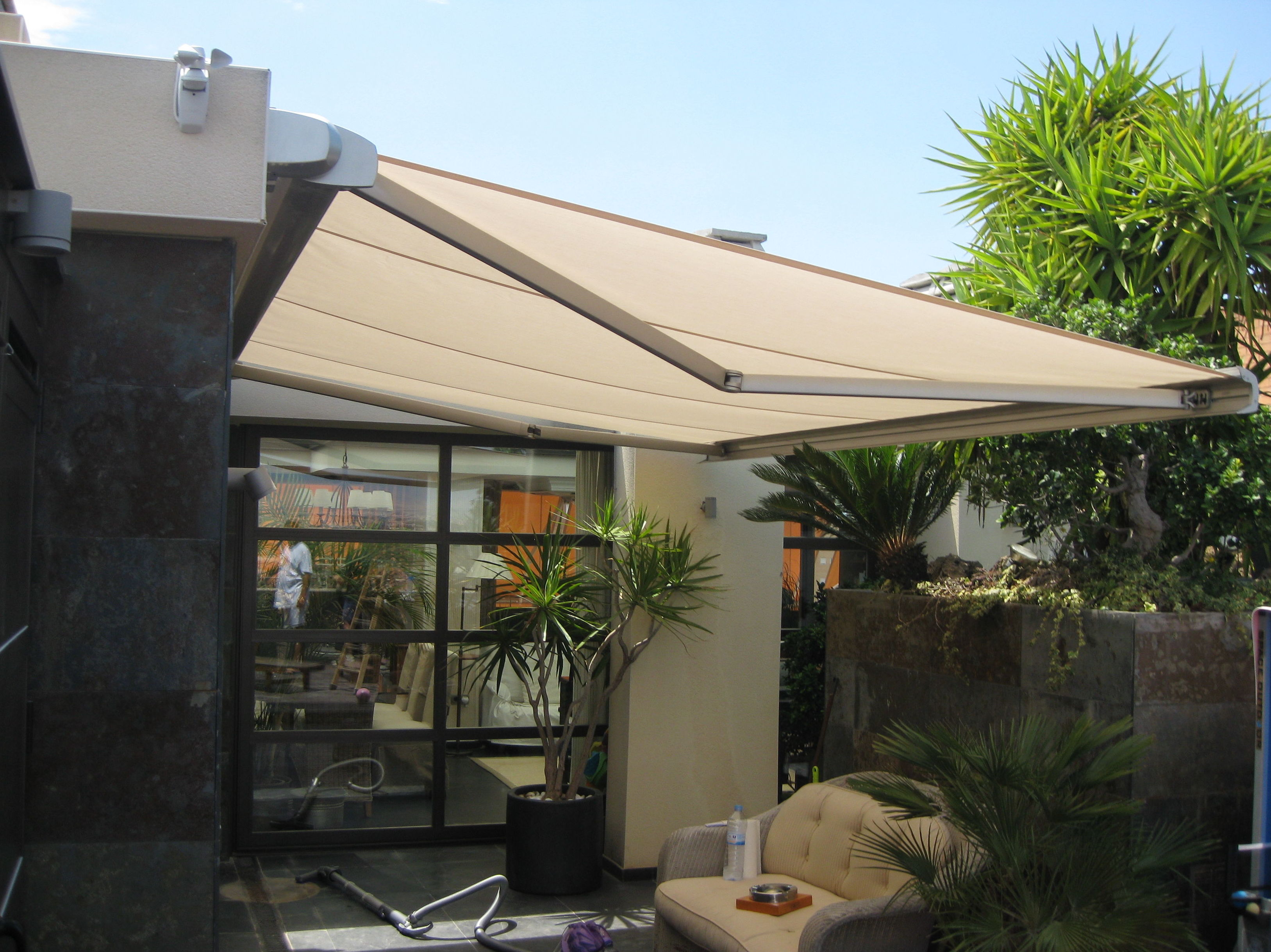 toldo cofre inox extendido en terraza de san juan toldo cofre inox extendido en terraza de san juan
