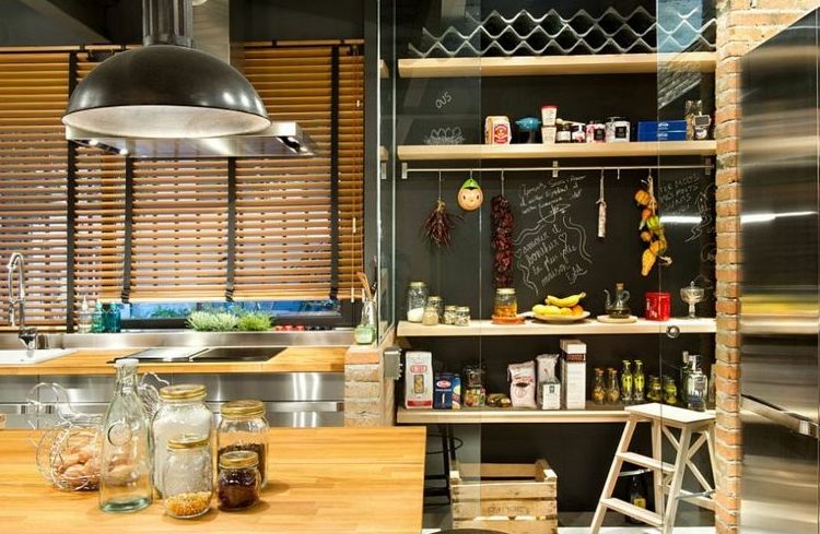 Ejemplo de cocina de estilo industrial con persiana veneciana Ejemplo de cocina de estilo industrial con persiana veneciana