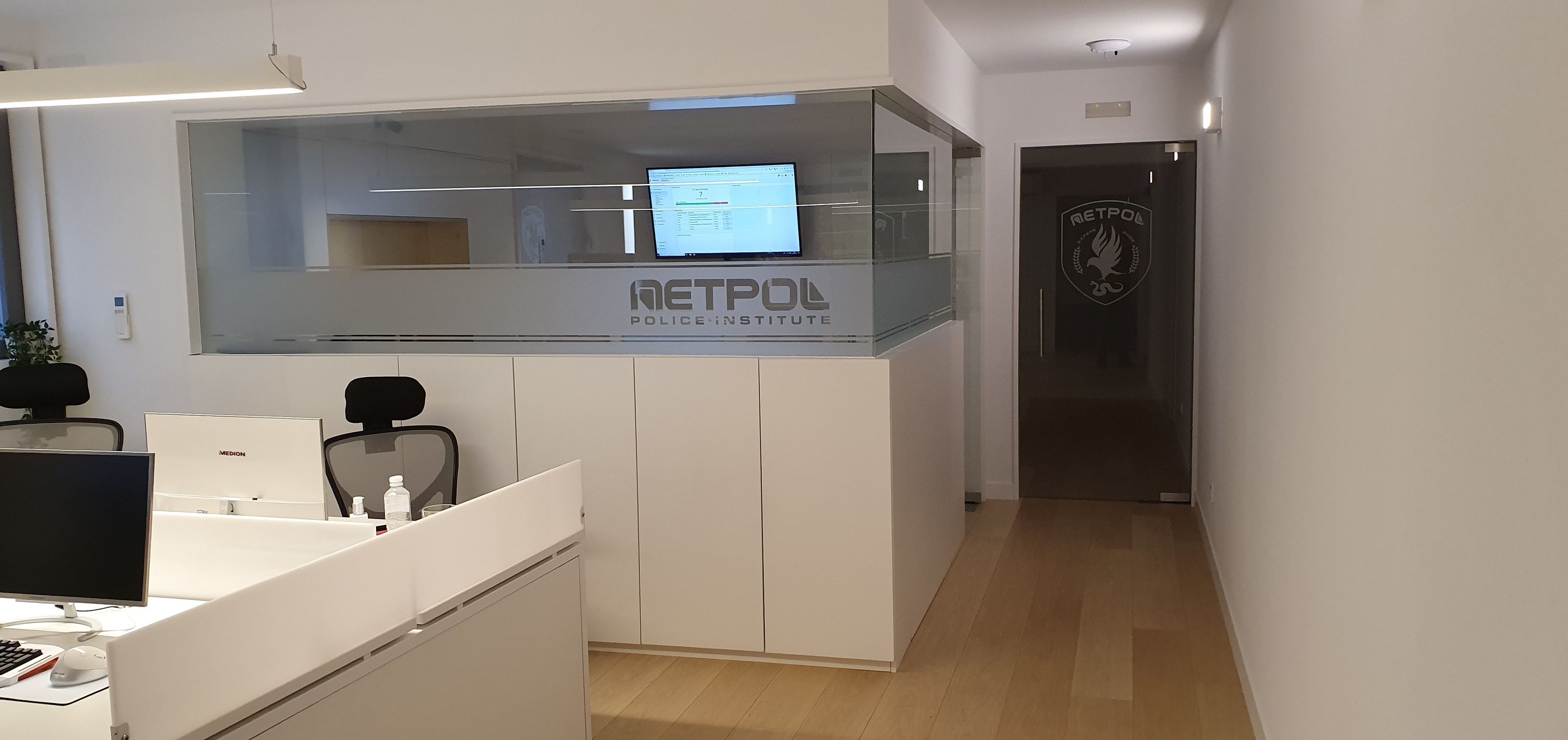 Instalación de vidrio templado y decorado en oficina Instalación de vidrio templado y decorado en oficina