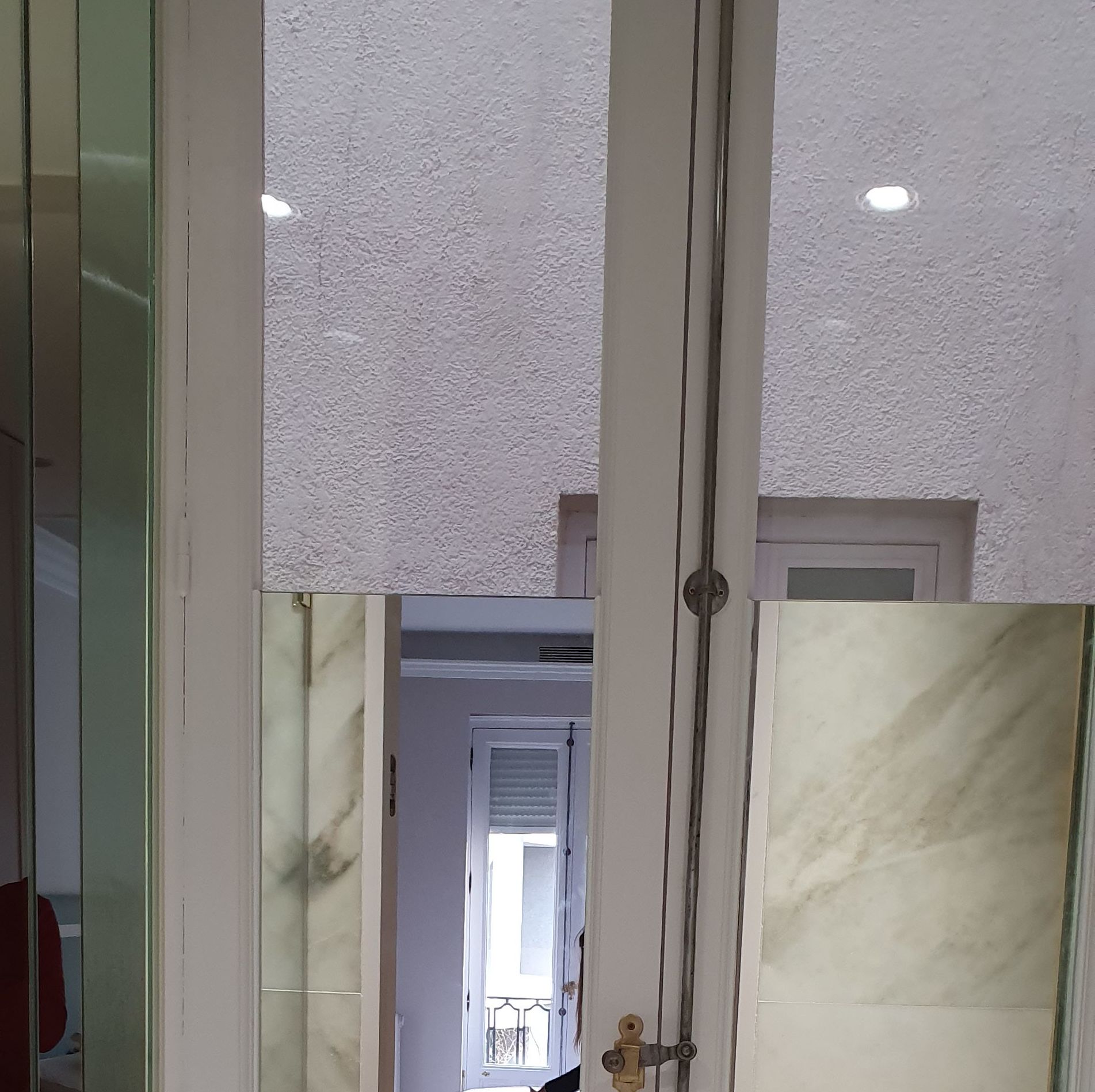 Espejo para baño colocado en ventana. Cristaleria Formas Espejo para baño colocado en ventana. Cristaleria Formas