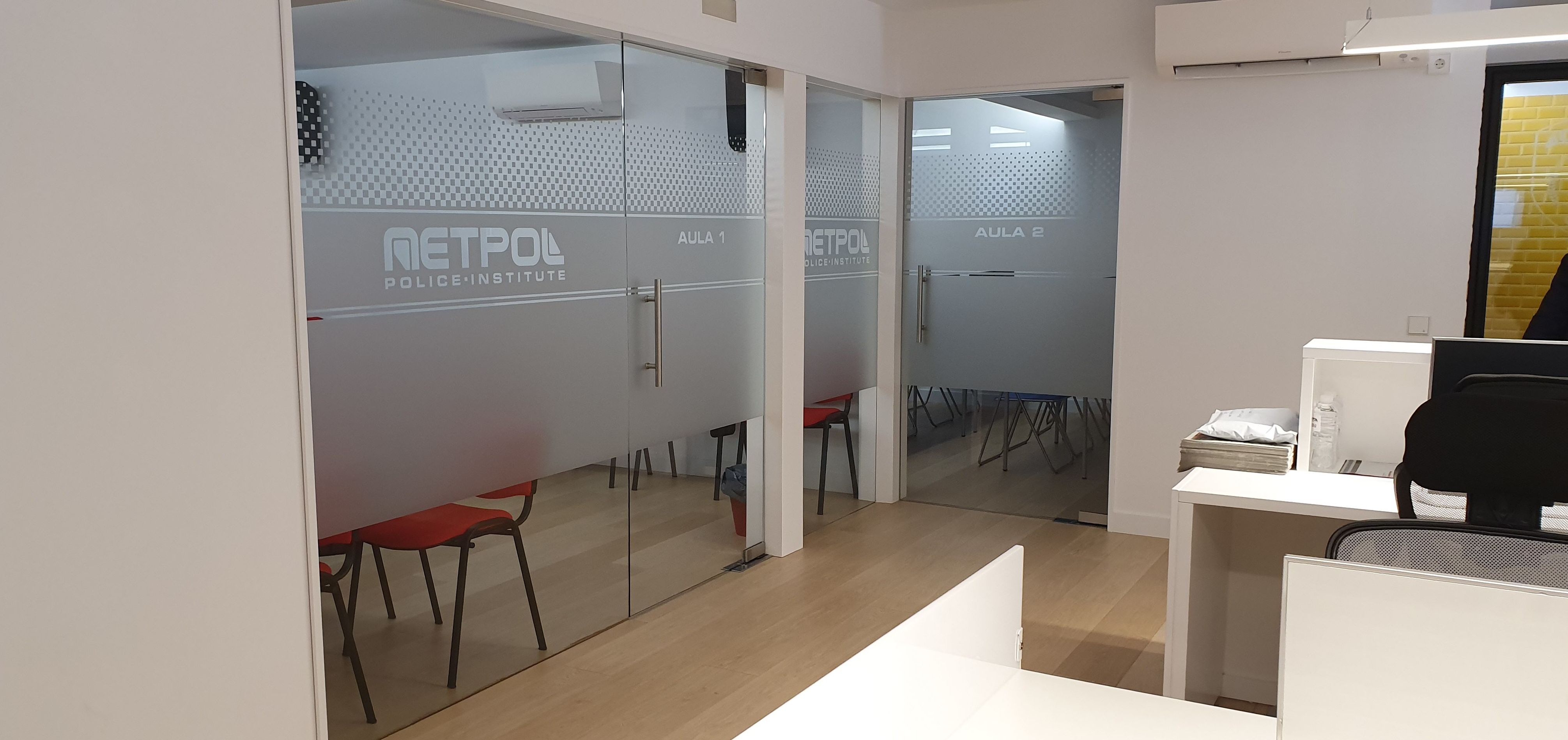 Instalación de vidrio templado y decorado en oficina Instalación de vidrio templado y decorado en oficina