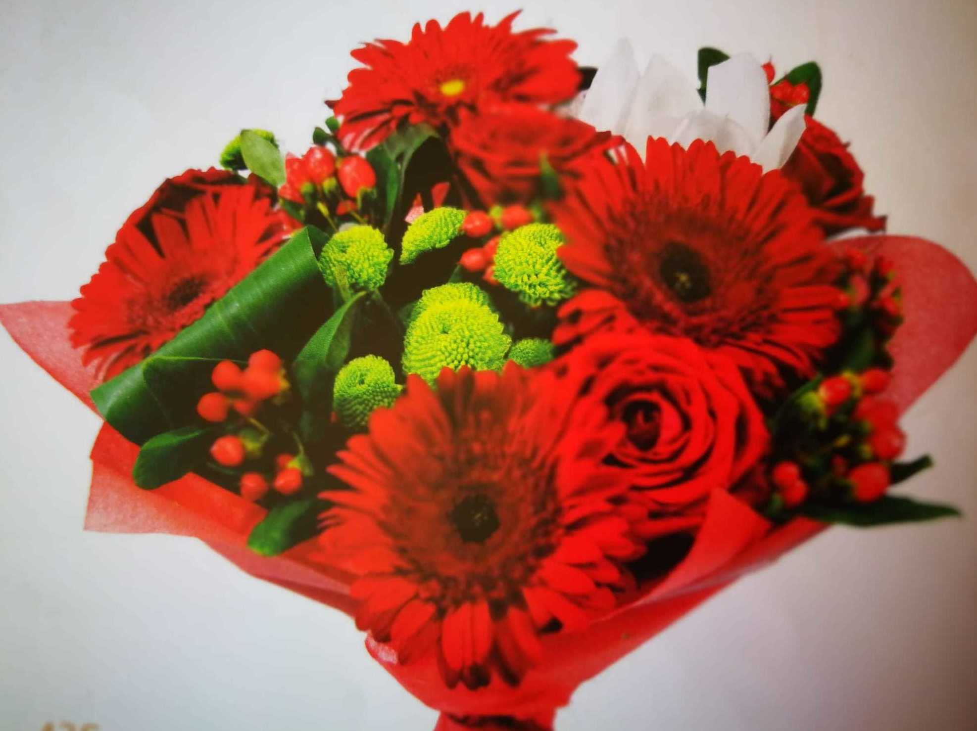 Arreglo rojo de gerbera y rosa Arreglo rojo de gerbera y rosa