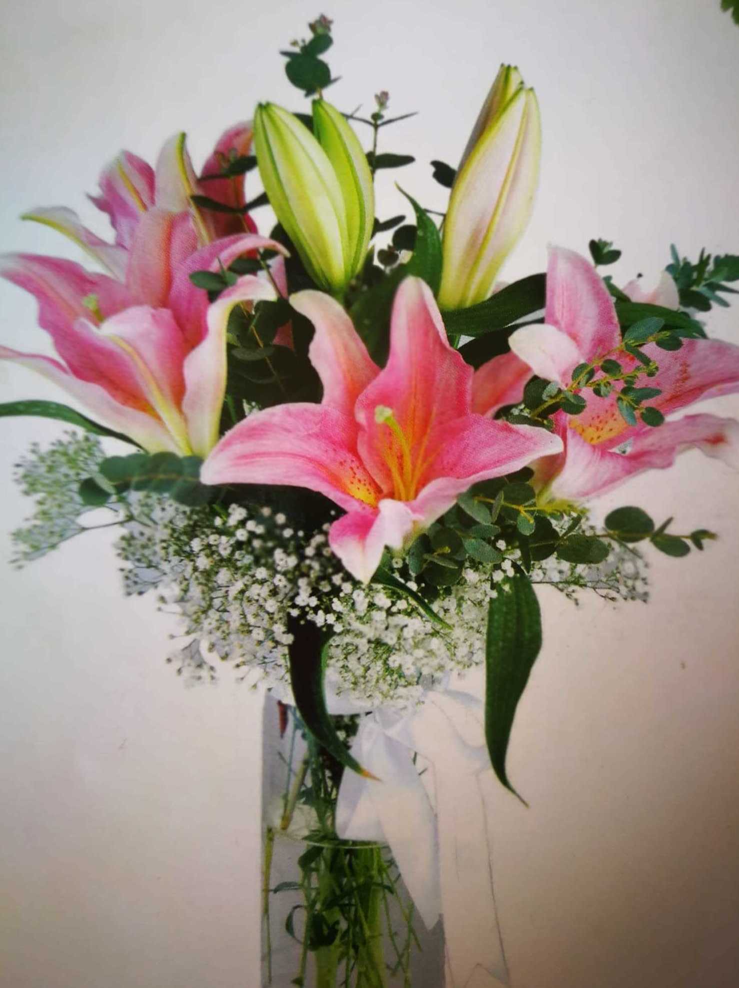 Arreglo de lilium oriental rosa, paniculata y eucalipto Arreglo de lilium oriental rosa, paniculata y eucalipto