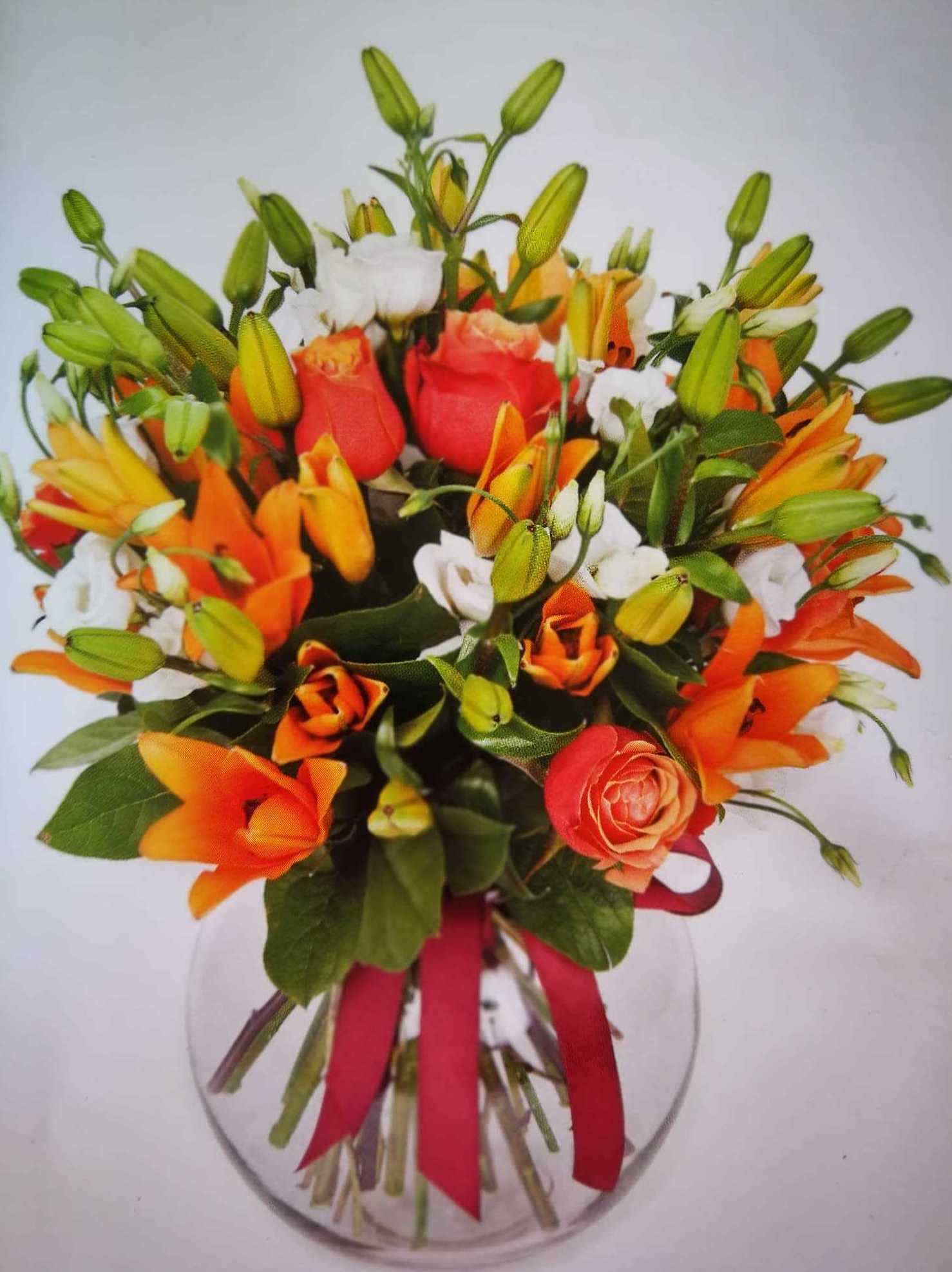 Arreglo en tonos naranjas, con lilium l.a y rosas Arreglo en tonos naranjas, con lilium l.a y rosas