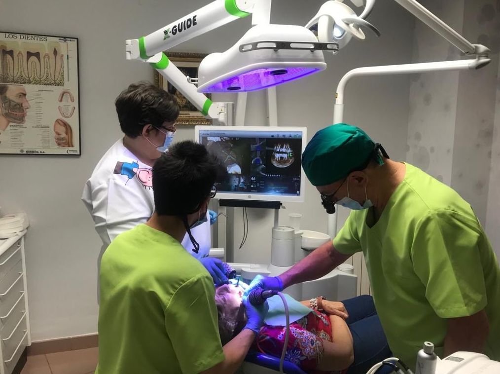 Procedimientos de cirugía e implantología: Tratamientos dentales de Clínica Dental Álvaro Gómez Procedimientos de cirugía e implantología: Tratamientos dentales de Clínica Dental Álvaro Gómez