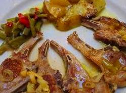 Chuletas de cordero con guarnición en Oliva Chuletas de cordero con guarnición en Oliva