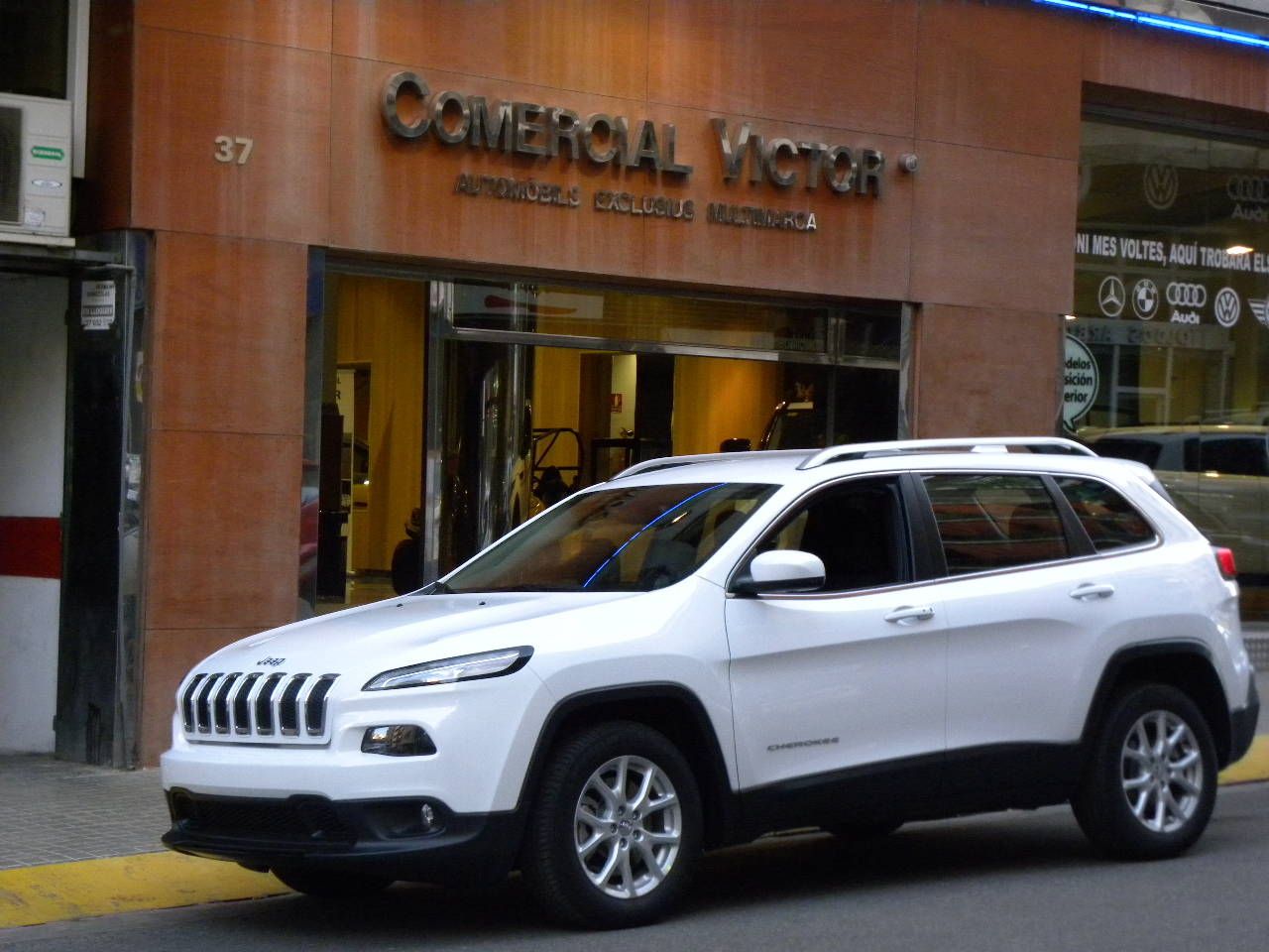 Jeep Cherokee 2.0d Longitude 4x2 140: Servicios de Comercial Víctor Jeep Cherokee 2.0d Longitude 4x2 140: Servicios de Comercial Víctor