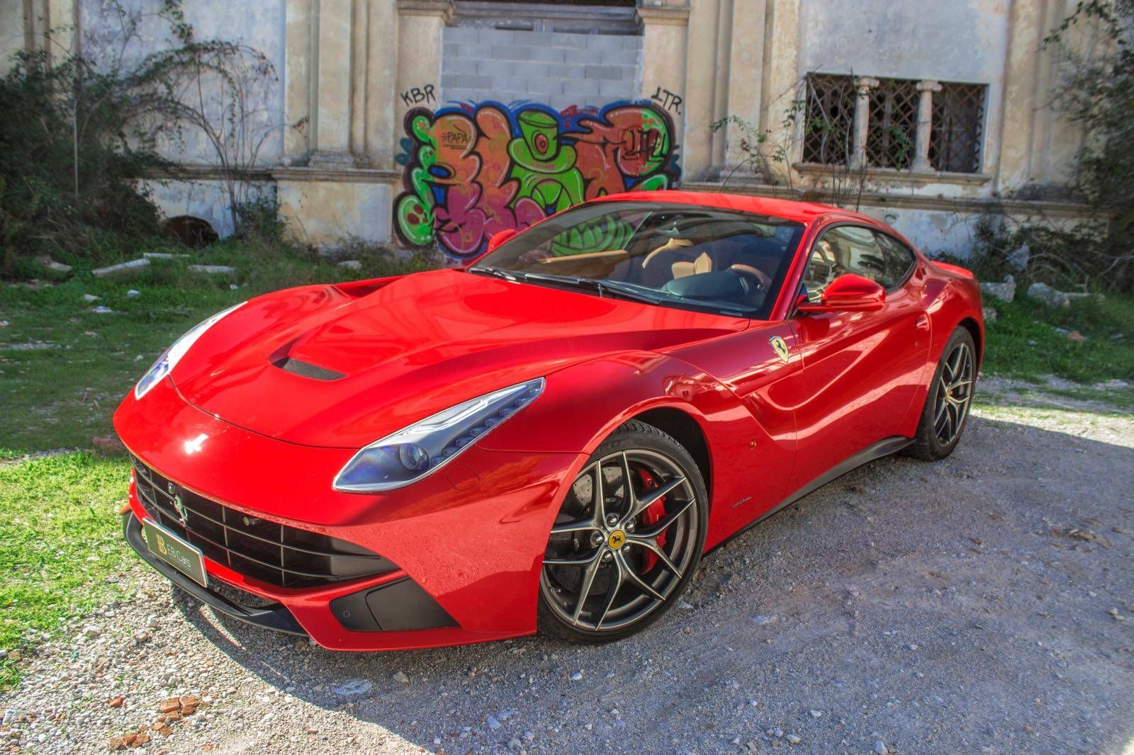 Ferrari F12: Servicios de Comercial Víctor Ferrari F12: Servicios de Comercial Víctor