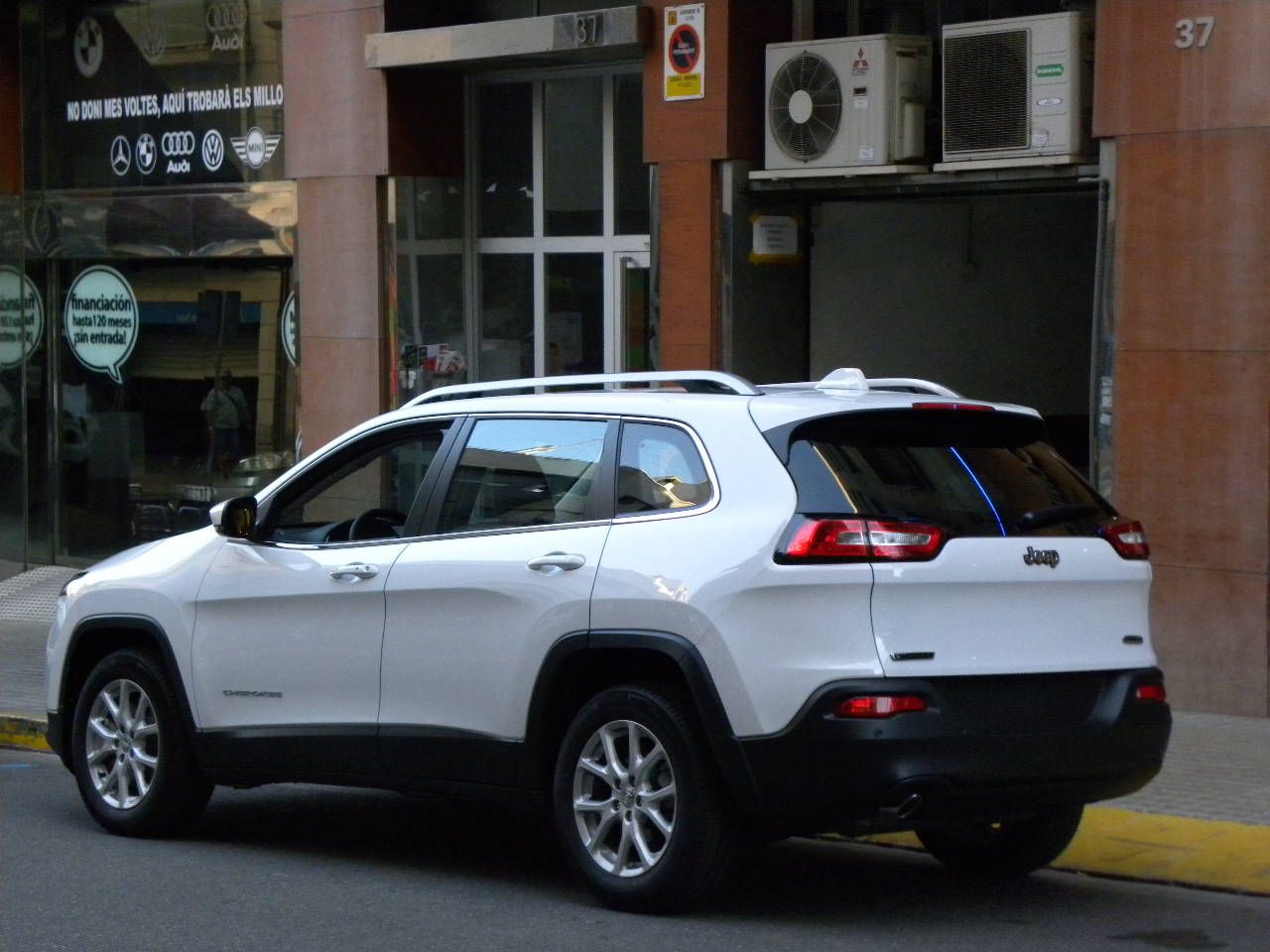 Jeep Cherokee 2.0d Longitude 4x2 140: Servicios de Comercial Víctor Jeep Cherokee 2.0d Longitude 4x2 140: Servicios de Comercial Víctor