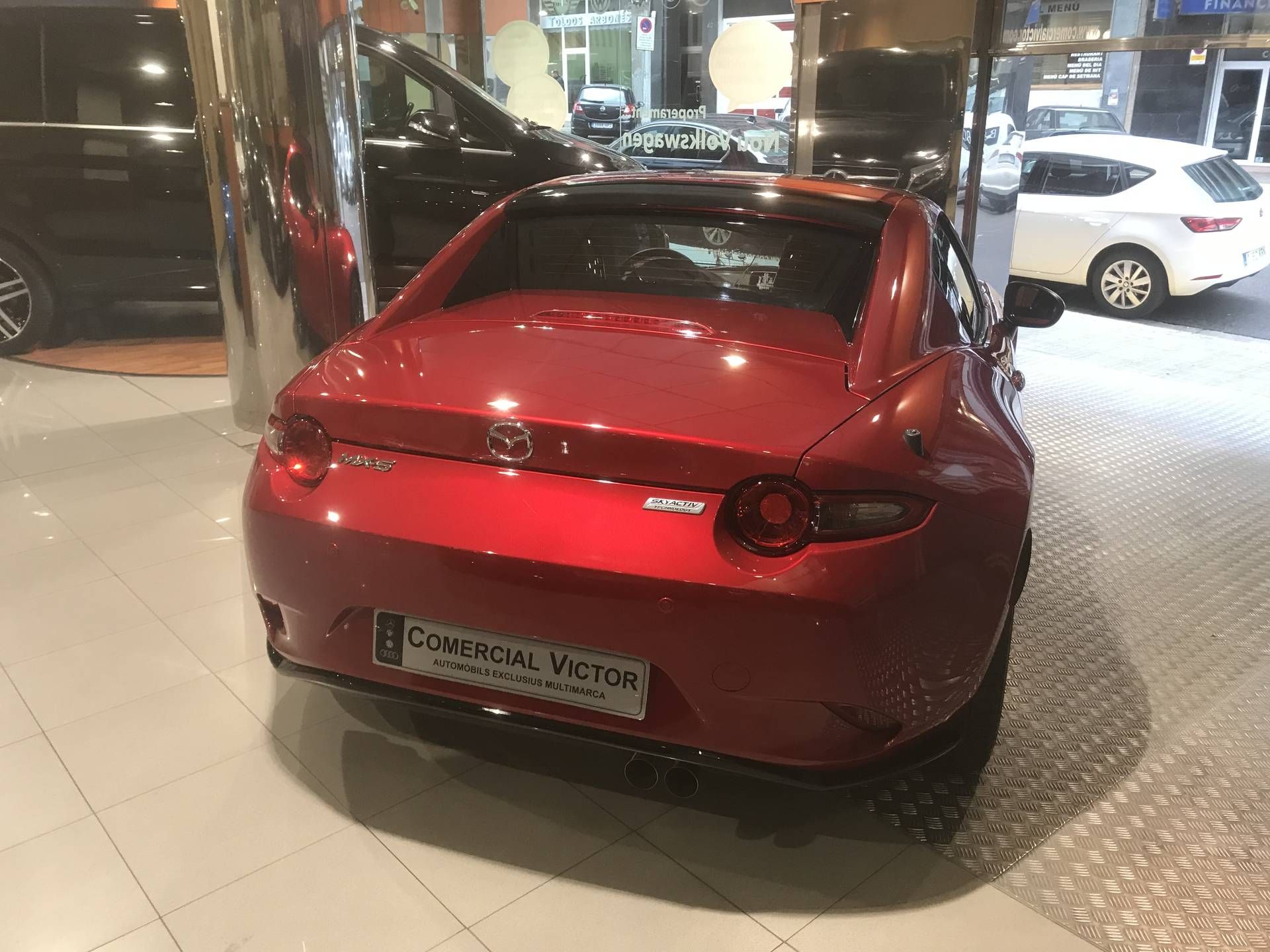 Mazda MX5 2018: Servicios de Comercial Víctor Mazda MX5 2018: Servicios de Comercial Víctor