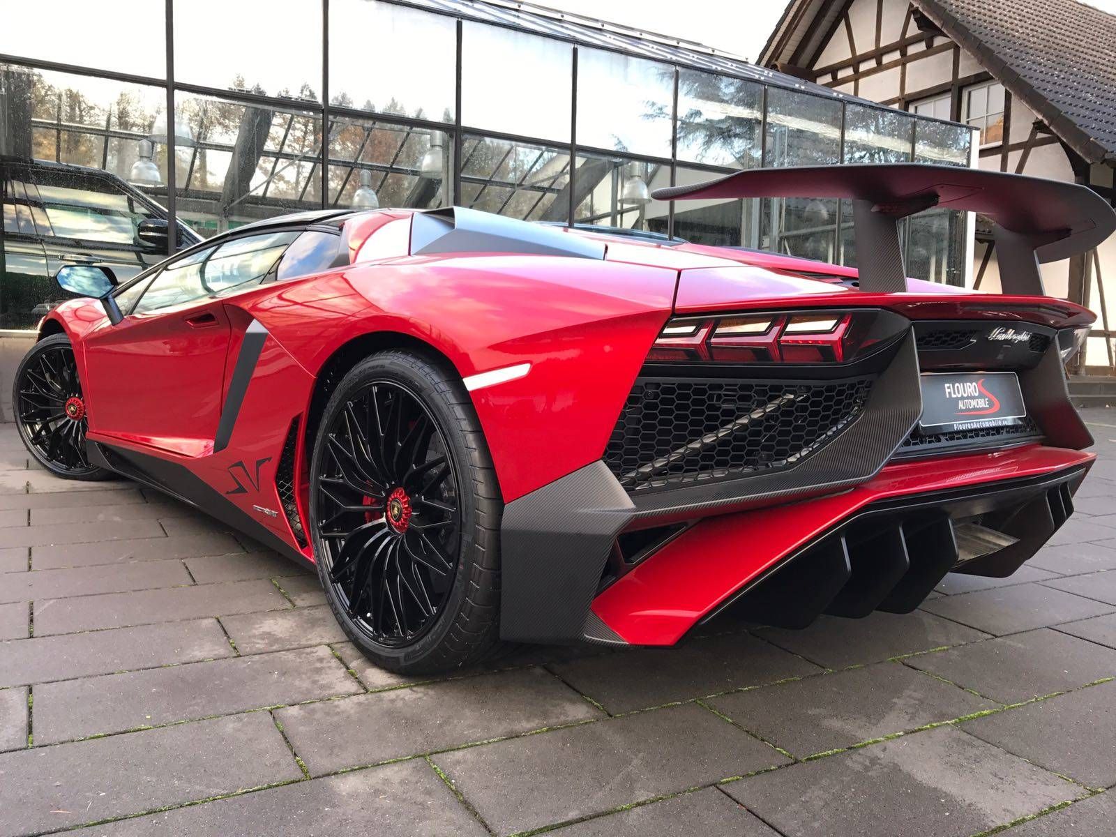 Lamborghini Aventador Pirelli: Servicios de Comercial Víctor Lamborghini Aventador Pirelli: Servicios de Comercial Víctor