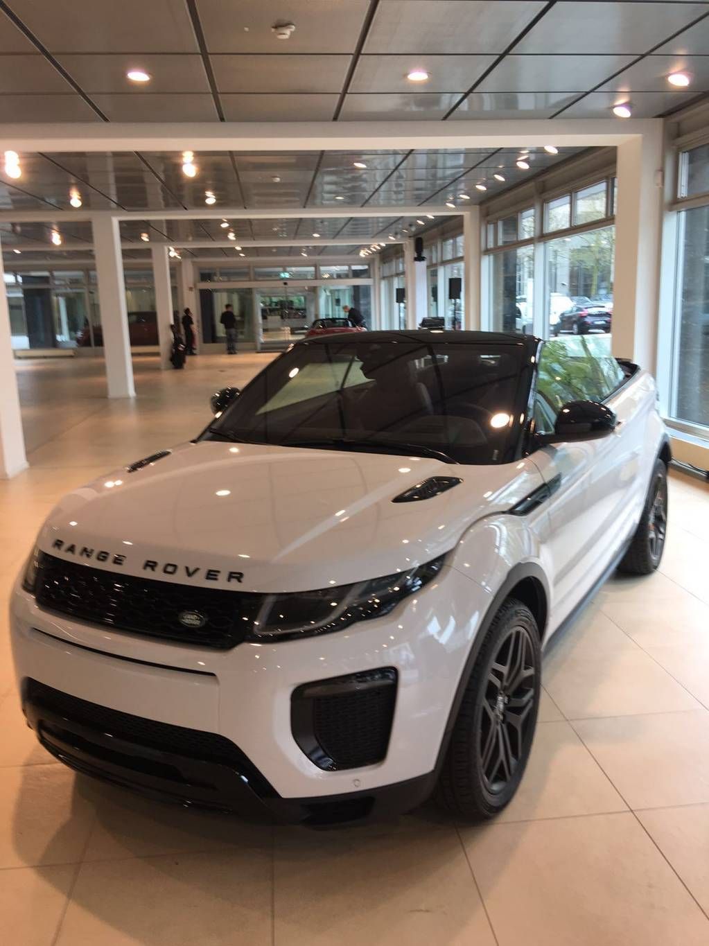 Land Rover Evoque Cabrio: Servicios de Comercial Víctor Land Rover Evoque Cabrio: Servicios de Comercial Víctor