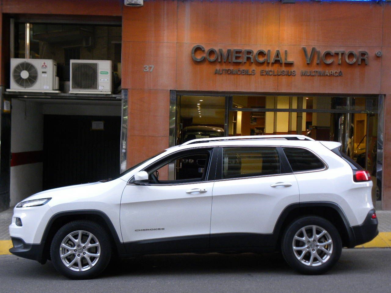 Jeep Cherokee 2.0d Longitude 4x2 140: Servicios de Comercial Víctor Jeep Cherokee 2.0d Longitude 4x2 140: Servicios de Comercial Víctor