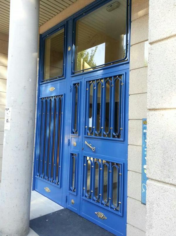 Puertas de portal de comunidad madrid