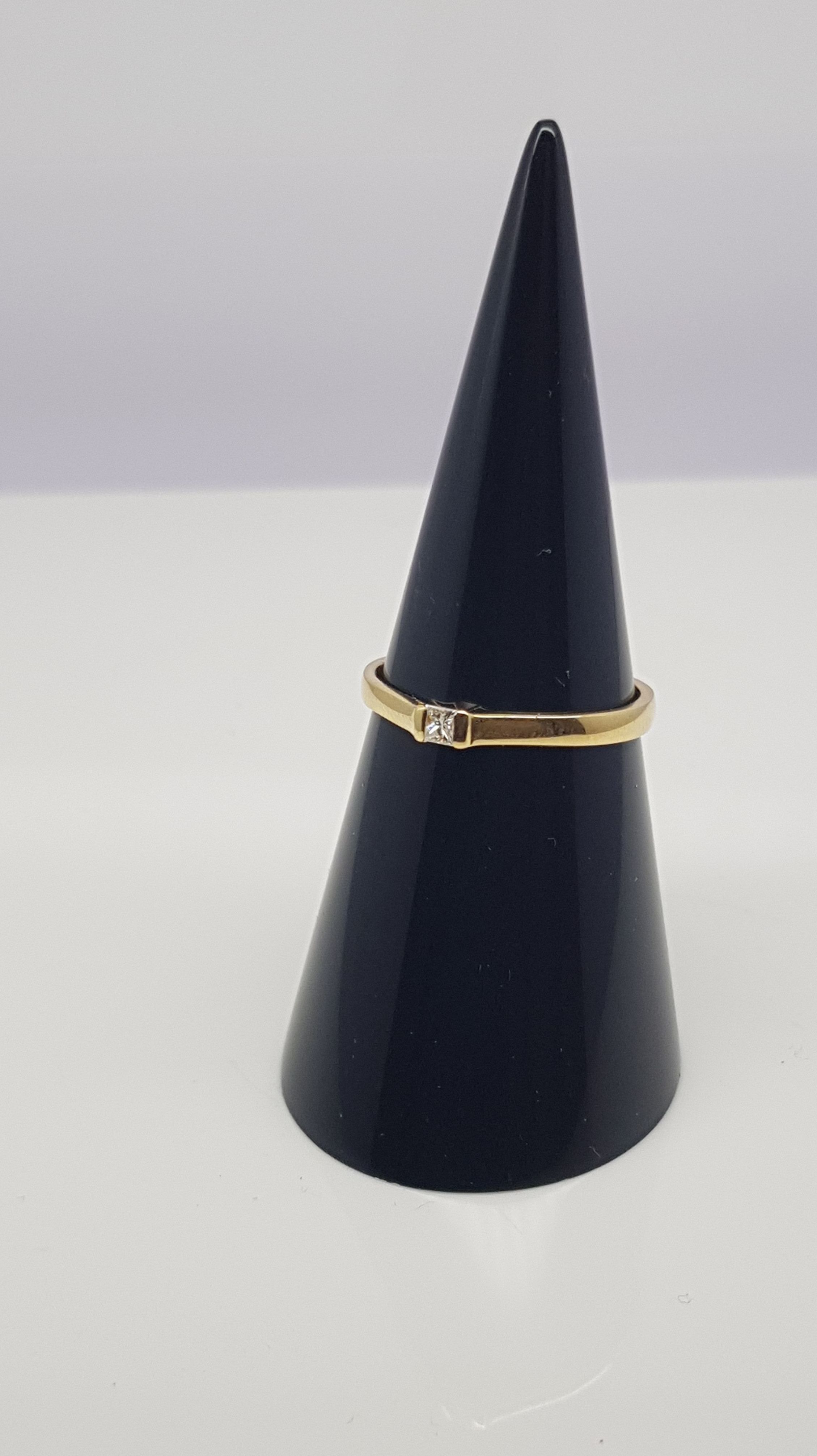 Solitario oro amarillo y diamante talla princesa 0.06 Cts. Solitario oro amarillo y diamante talla princesa 0.06 Cts.