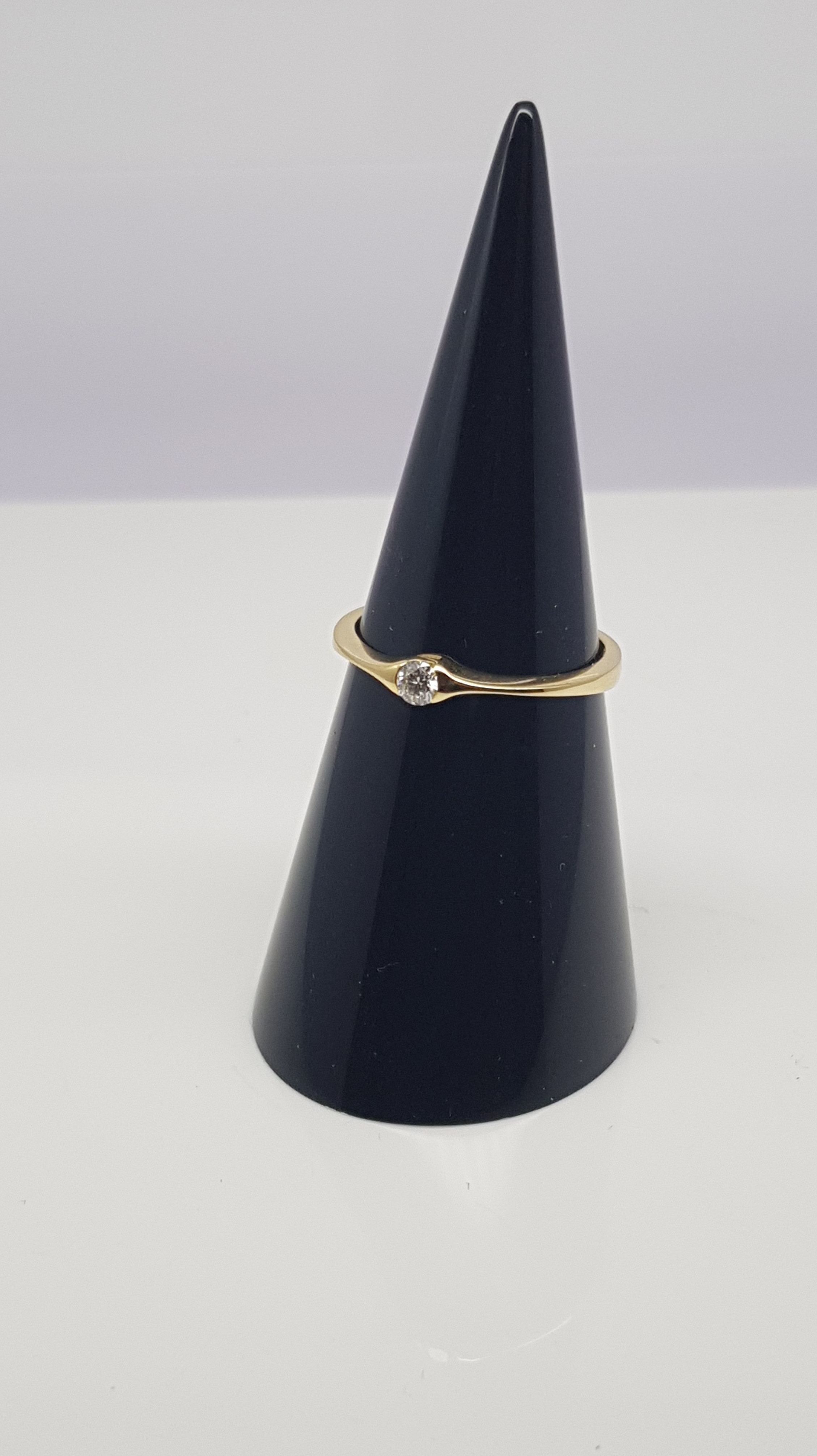 Solitario oro amarillo, diamante talla brte. 0.10 Cts. Solitario oro amarillo, diamante talla brte. 0.10 Cts.