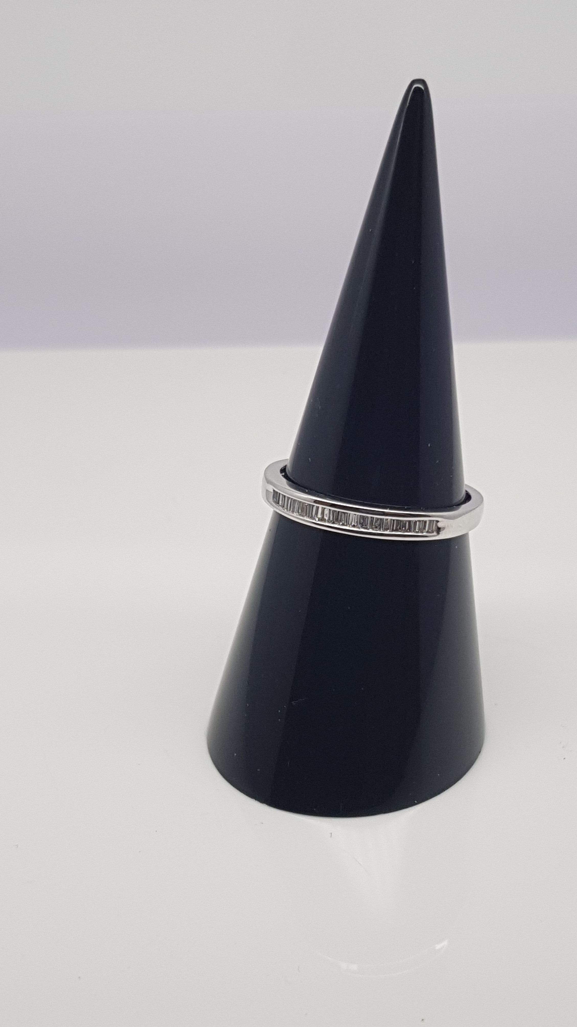 Sortija oro blanco con multiengastes de diamantes talla baguette, tipo media alianza. 0.15 Cts Sortija oro blanco con multiengastes de diamantes talla baguette, tipo media alianza. 0.15 Cts