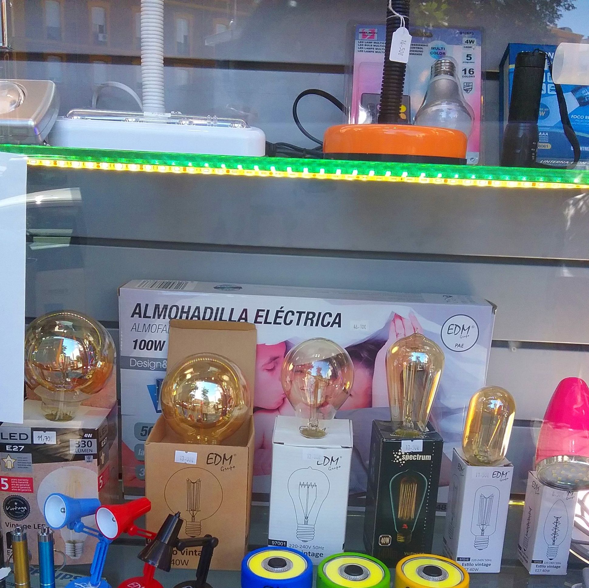 Lámparas led: Servicios de Instalaciones Eléctricas Luxem Lámparas led: Servicios de Instalaciones Eléctricas Luxem