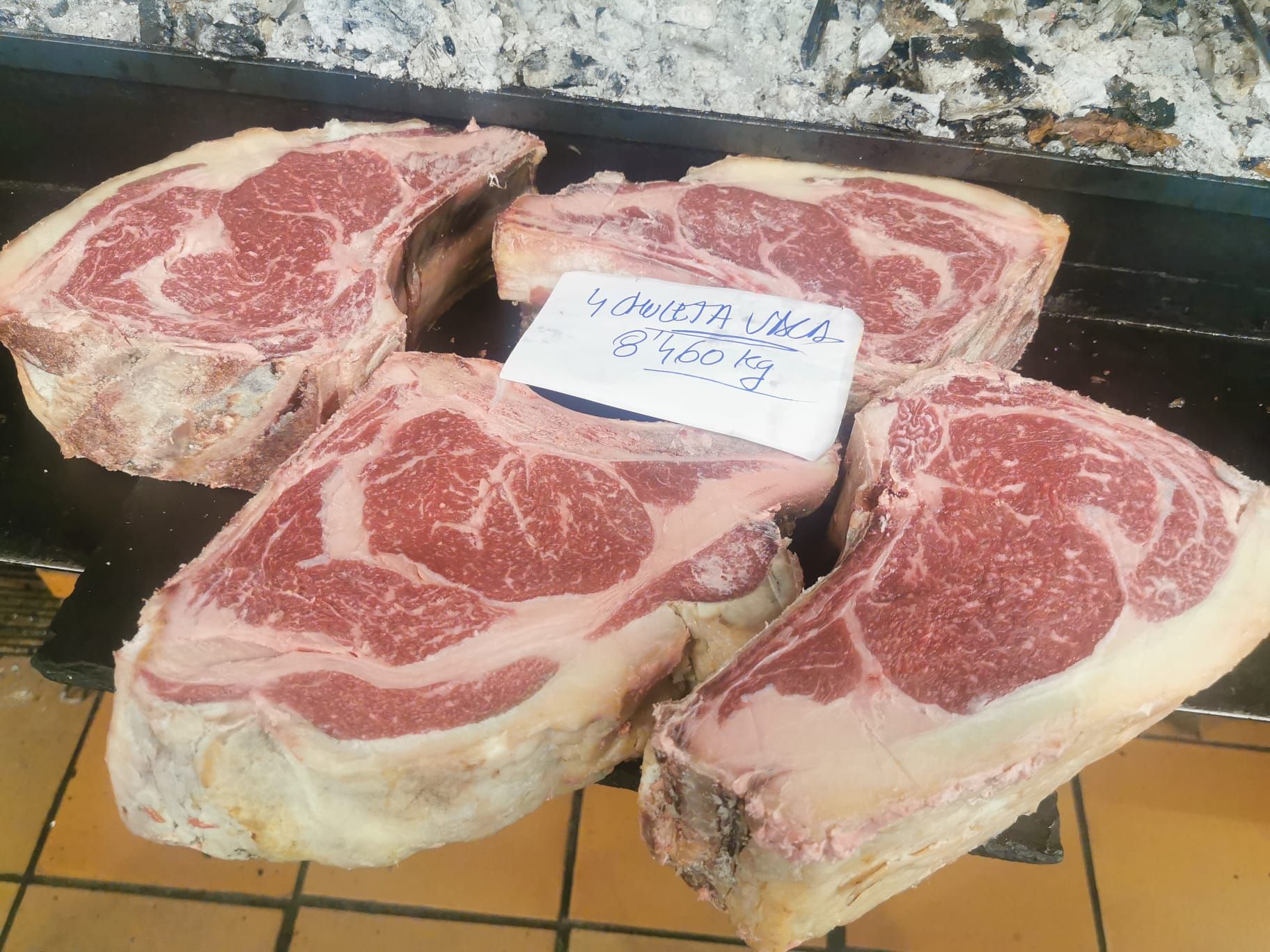 Carne de ternera y carne de vaca: Carta de Asador Brasería La Vaquilla Carne de ternera y carne de vaca: Carta de Asador Brasería La Vaquilla