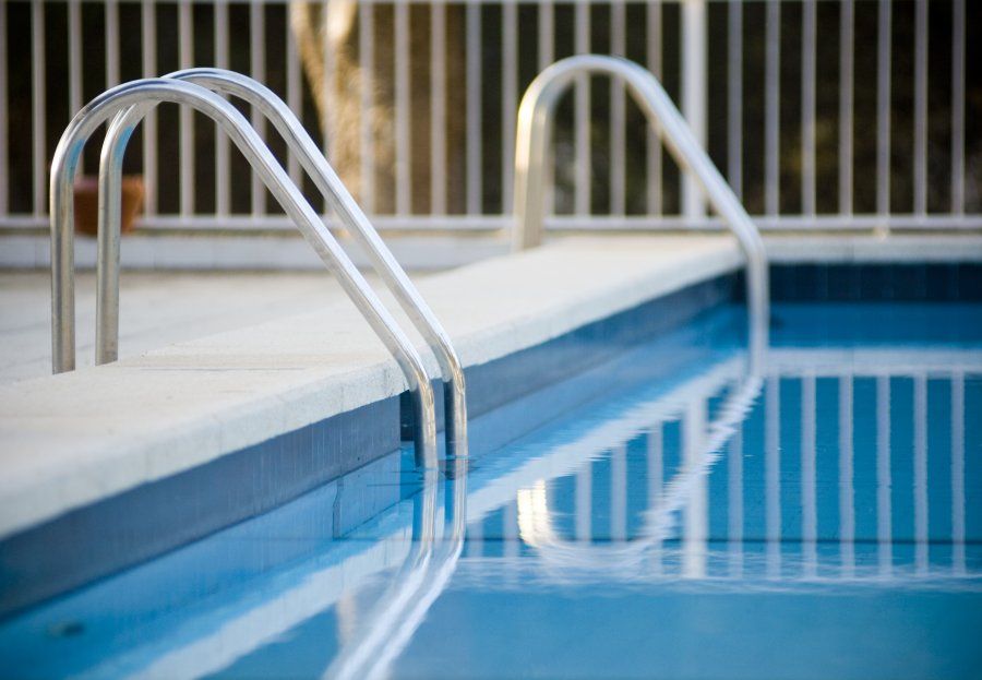 Construcción de piscinas en Chamartín Skimmer o desbordante