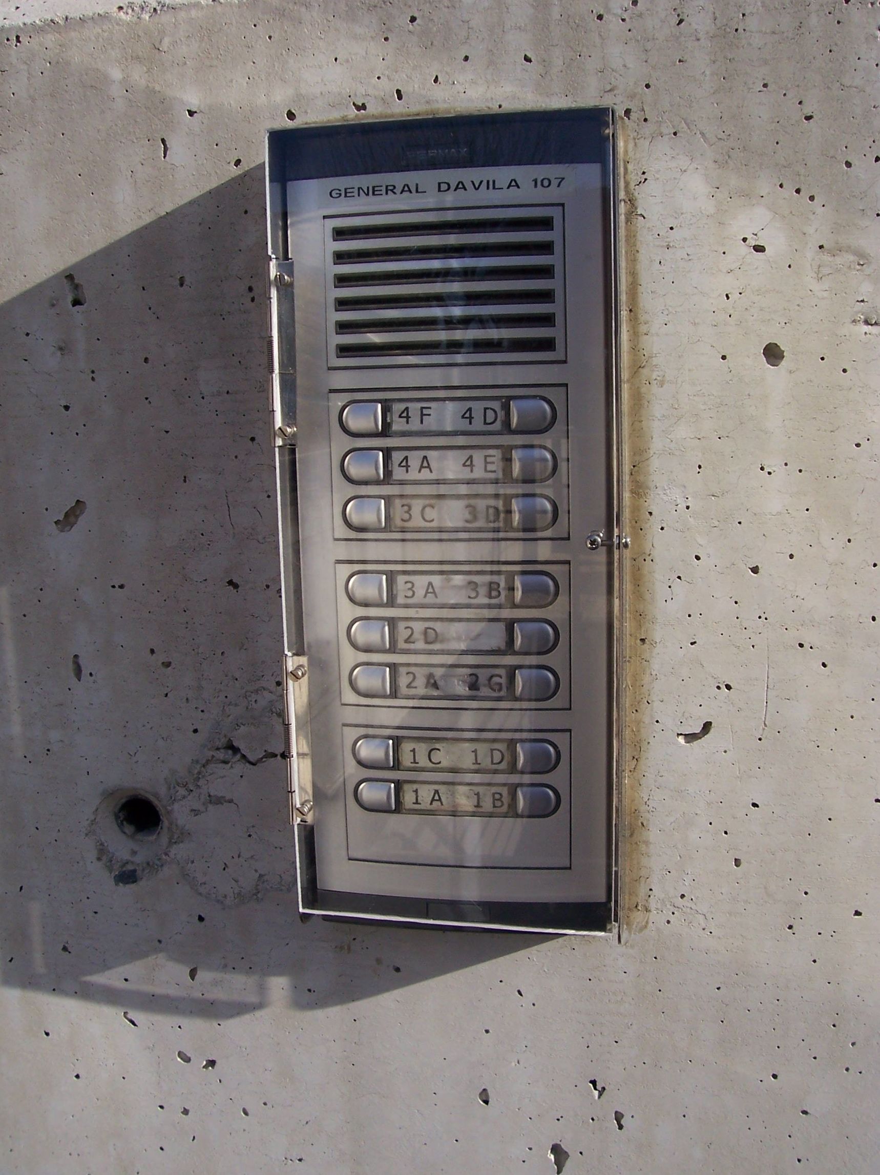 Placa de aluminio Auta con metacrilato de protección Placa de aluminio Auta con metacrilato de protección