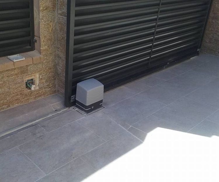 Automatismos para puertas metálicas en Tarragona