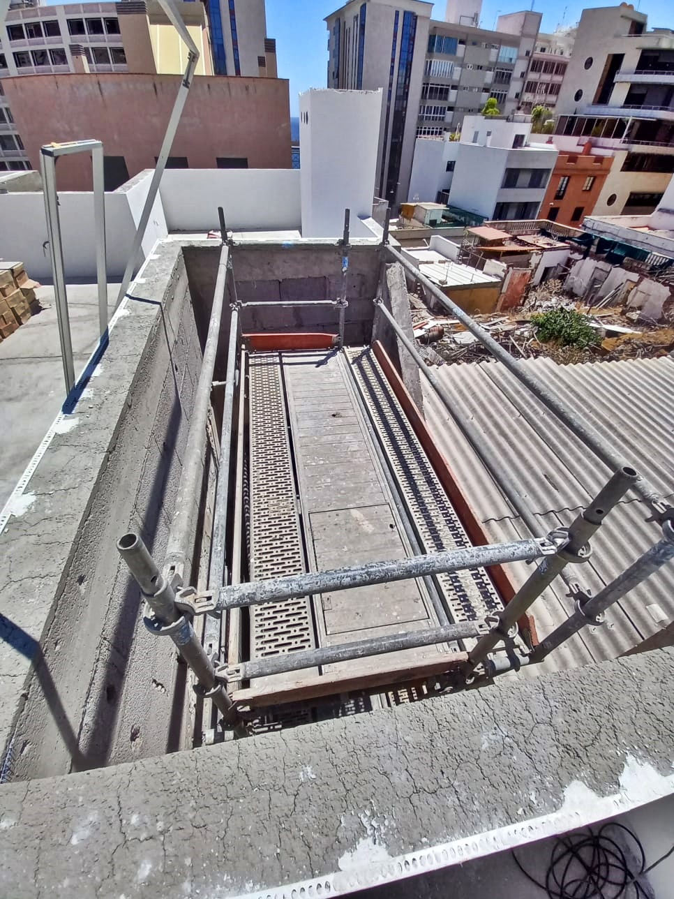 Rehabilitación de patios interiores. Calle La Rosa. Santa Cruz de Tenerife. }}