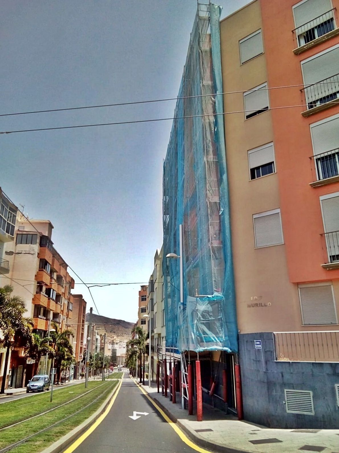 Rehabilitación de cornisas en edificio con andamio de fachada. Santa Cruz de Tenerife.