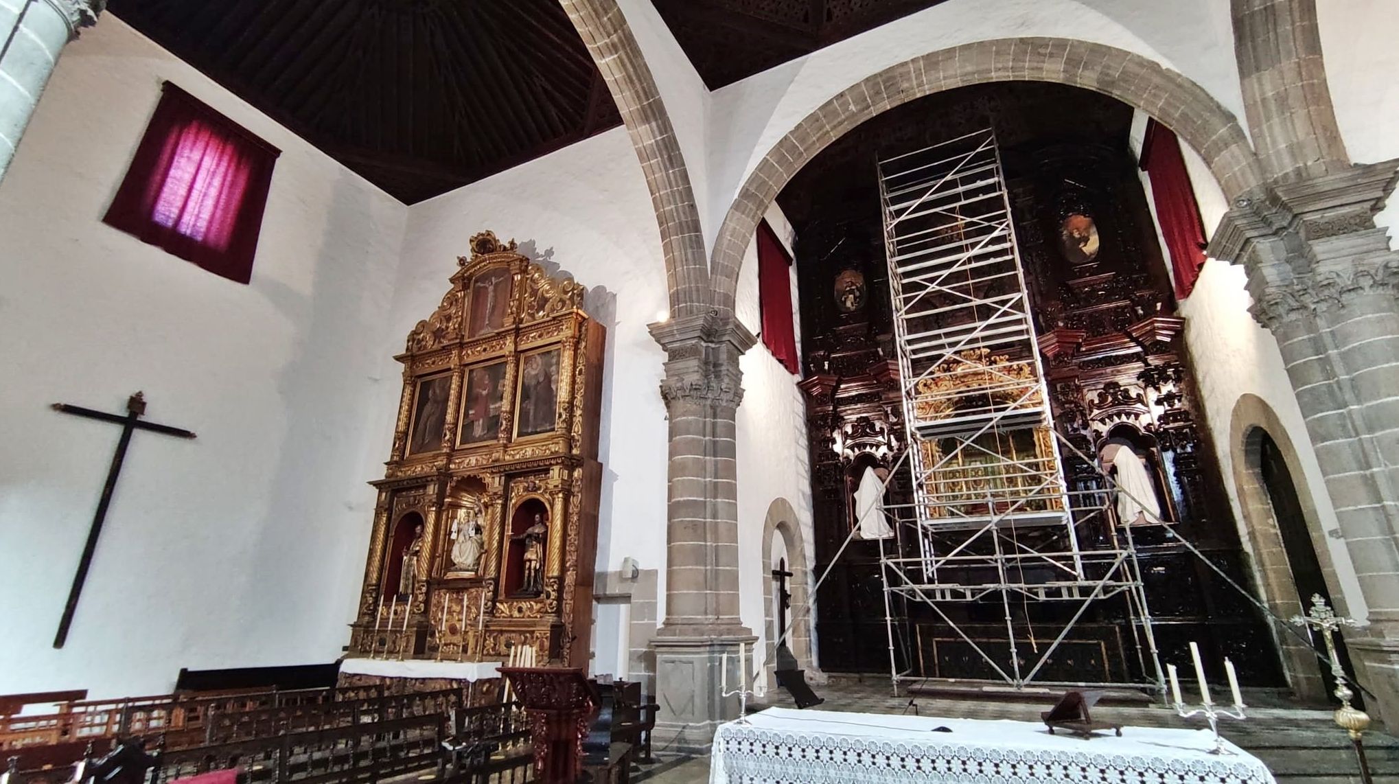 Andamio de aluminio en interior de iglesia. Tenerife.