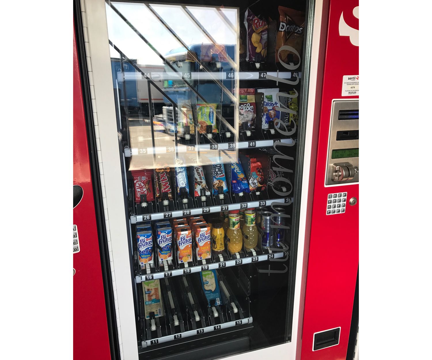 Máquinas expendedoras de bebidas y snacks de nuestro parking en Paterna