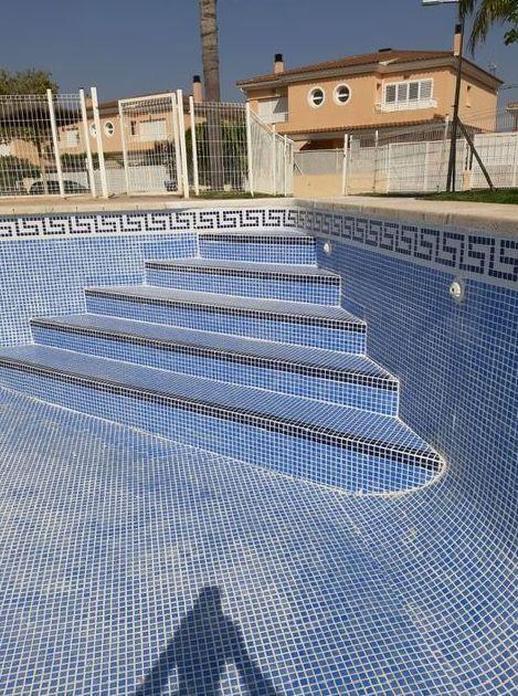 escaleras en piscina comunitaria