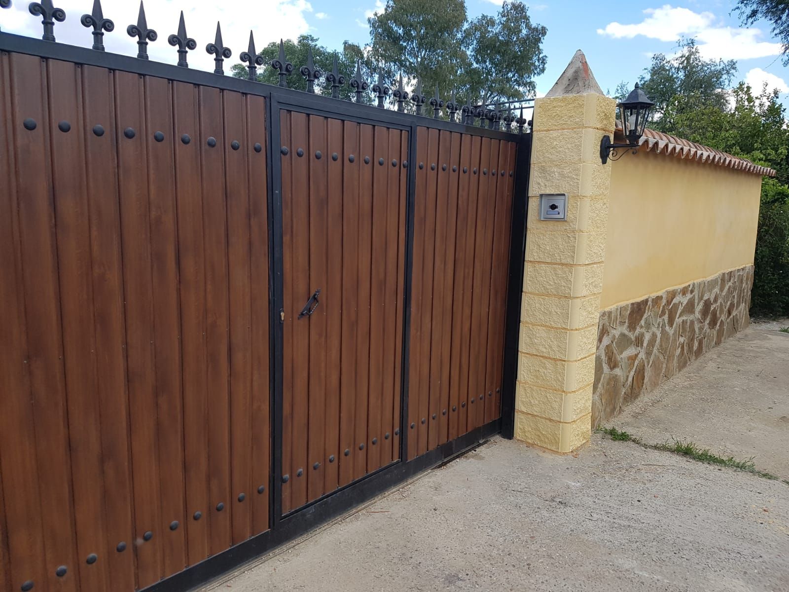 Puertas: Servicios de Talleres Gómez Bravo Puertas: Servicios de Talleres Gómez Bravo